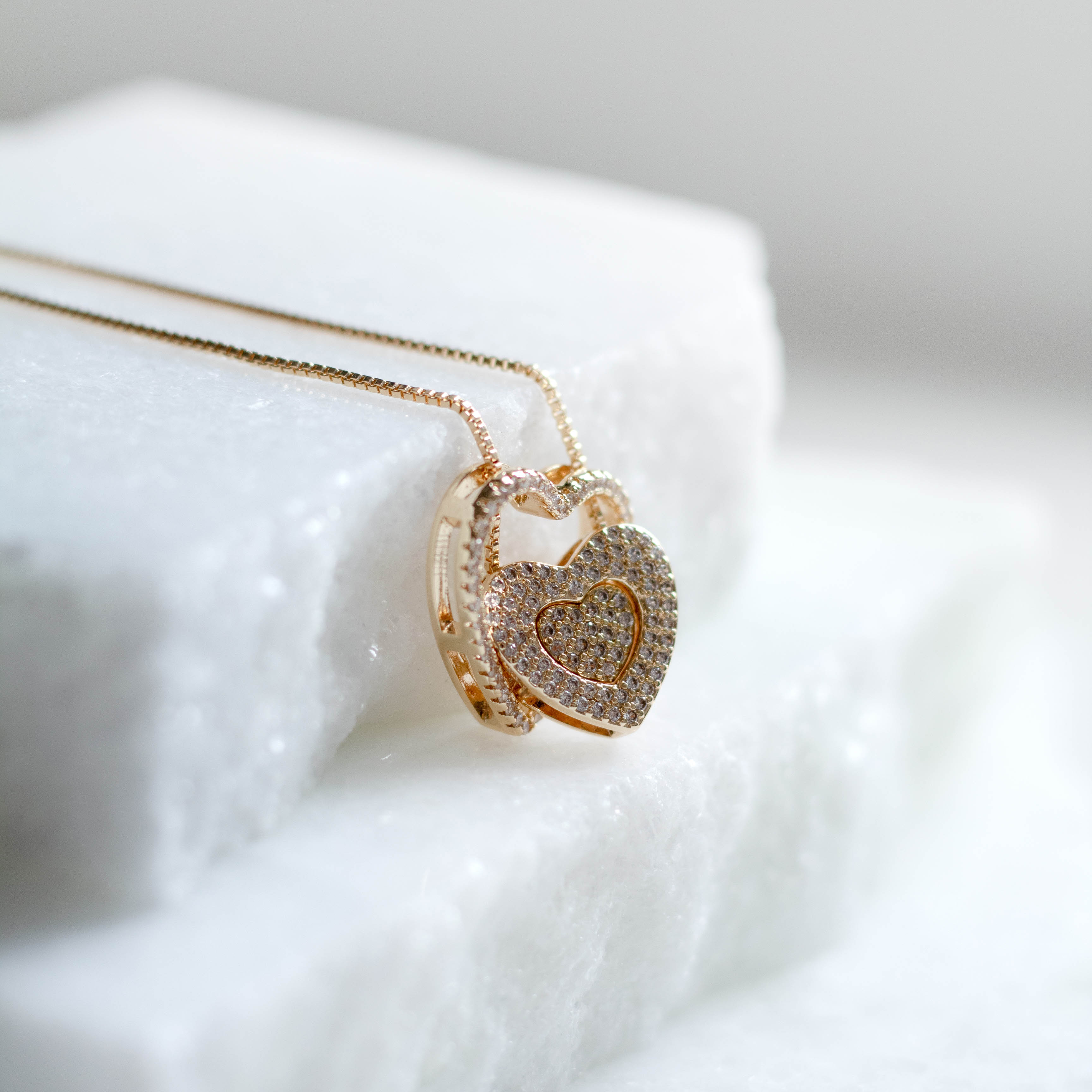 Colar 3 Corações Cravejados Banhado a Ouro 18k