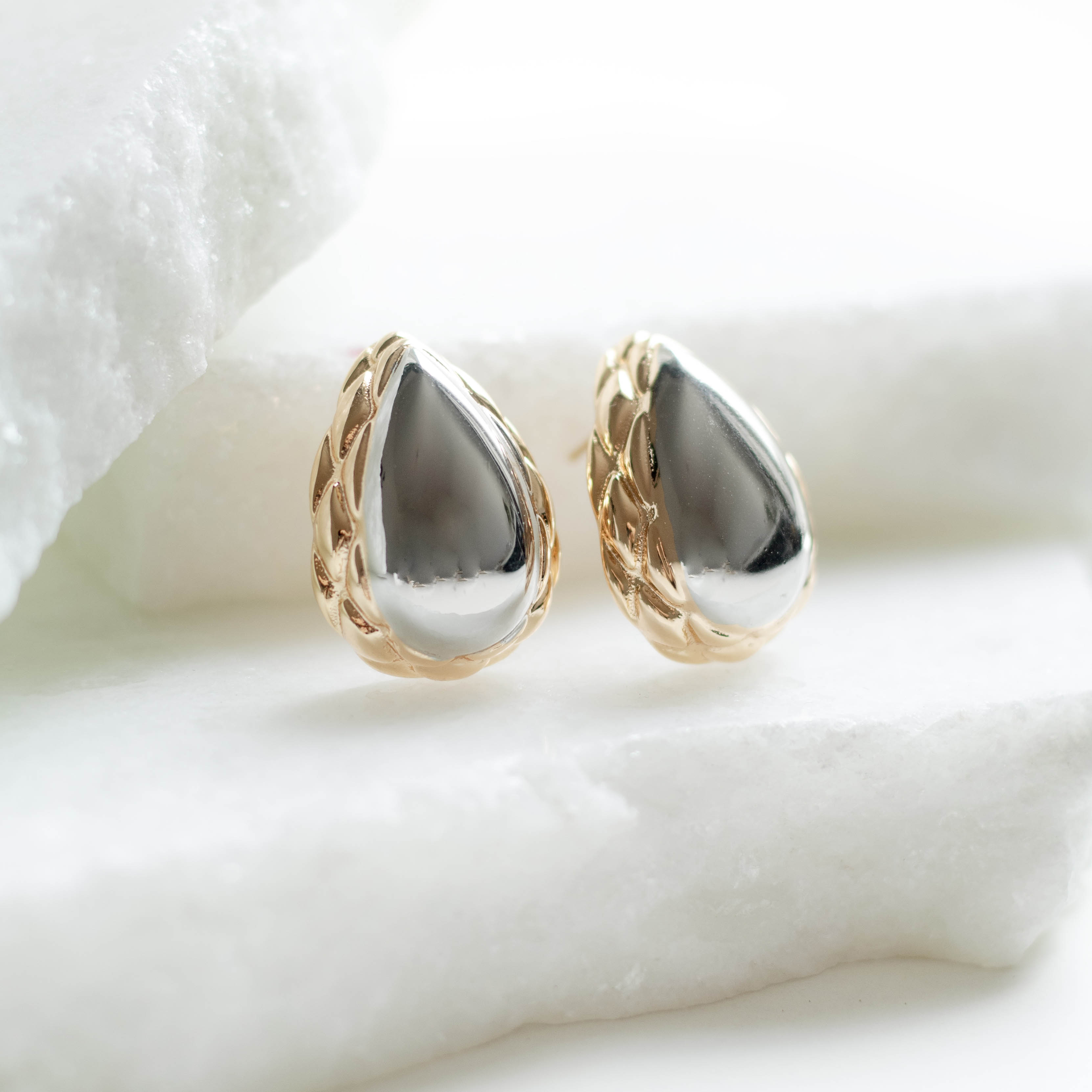 Brinco Gota 2 Banhos Lateral trabalhada Banhado a Ouro 18k