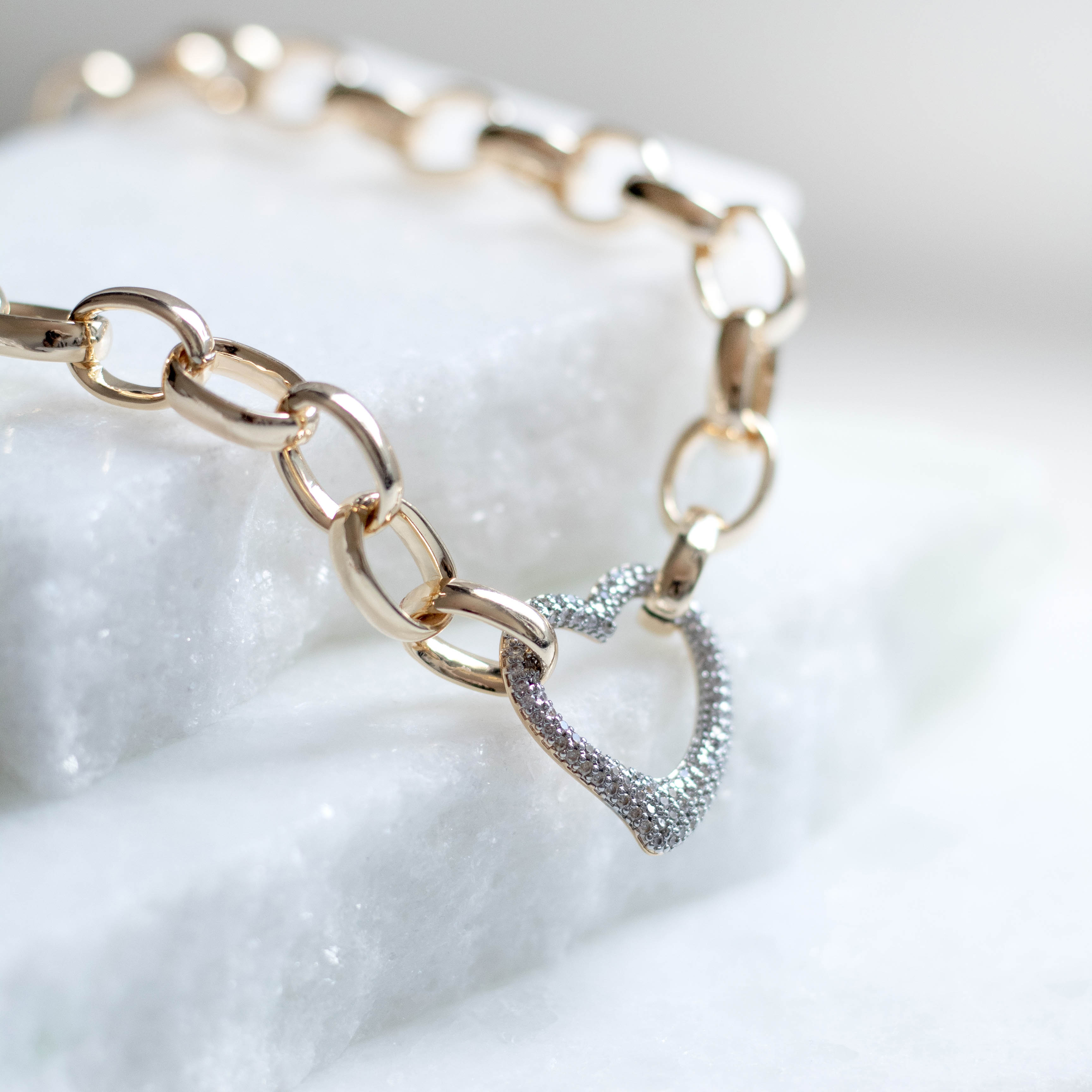 Colar Elos Ovais com Coração Cravejado Banhado a Ouro 18k