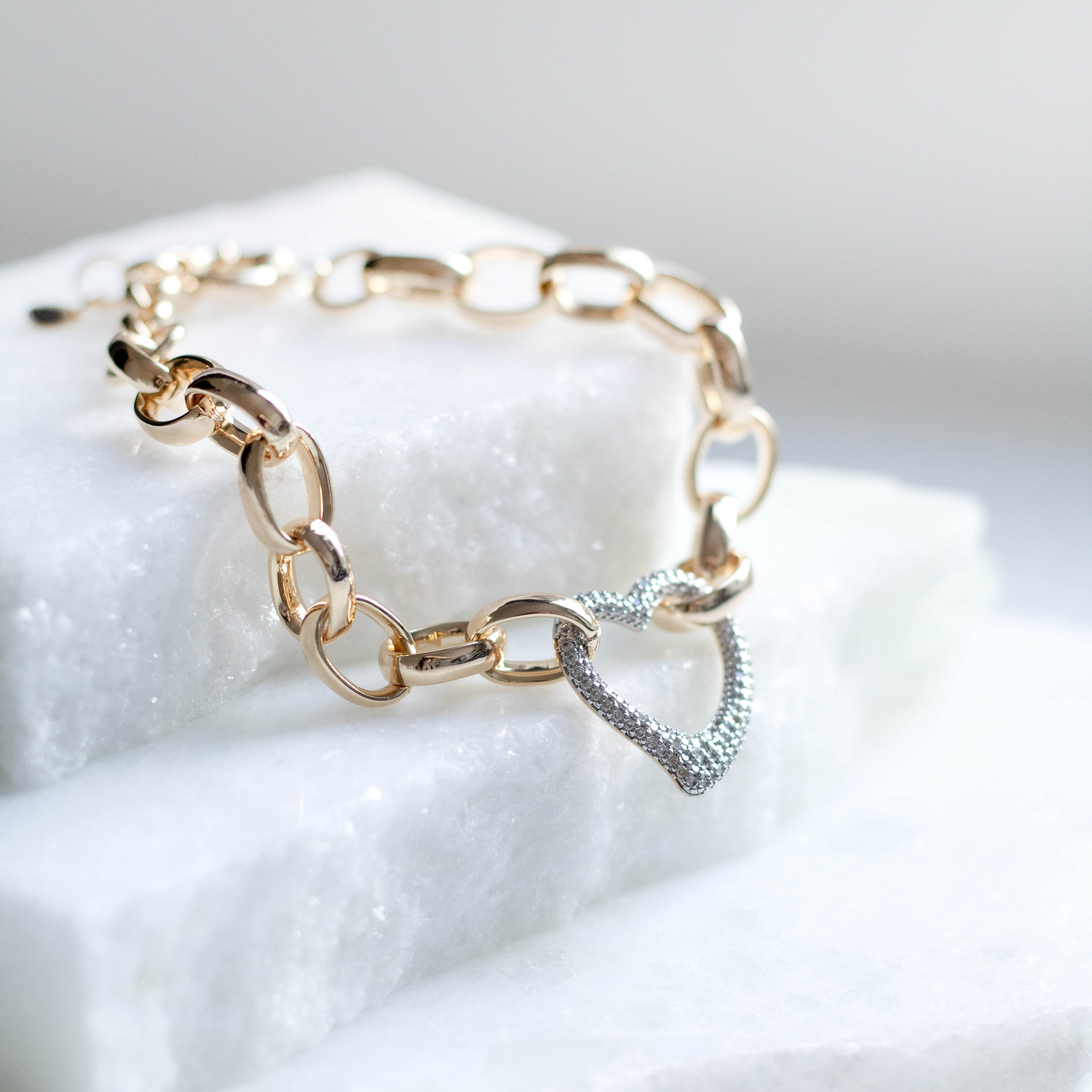 Pulseira Elos Ovais Lisos com Coração Cravejado Banhado no Ouro 18k