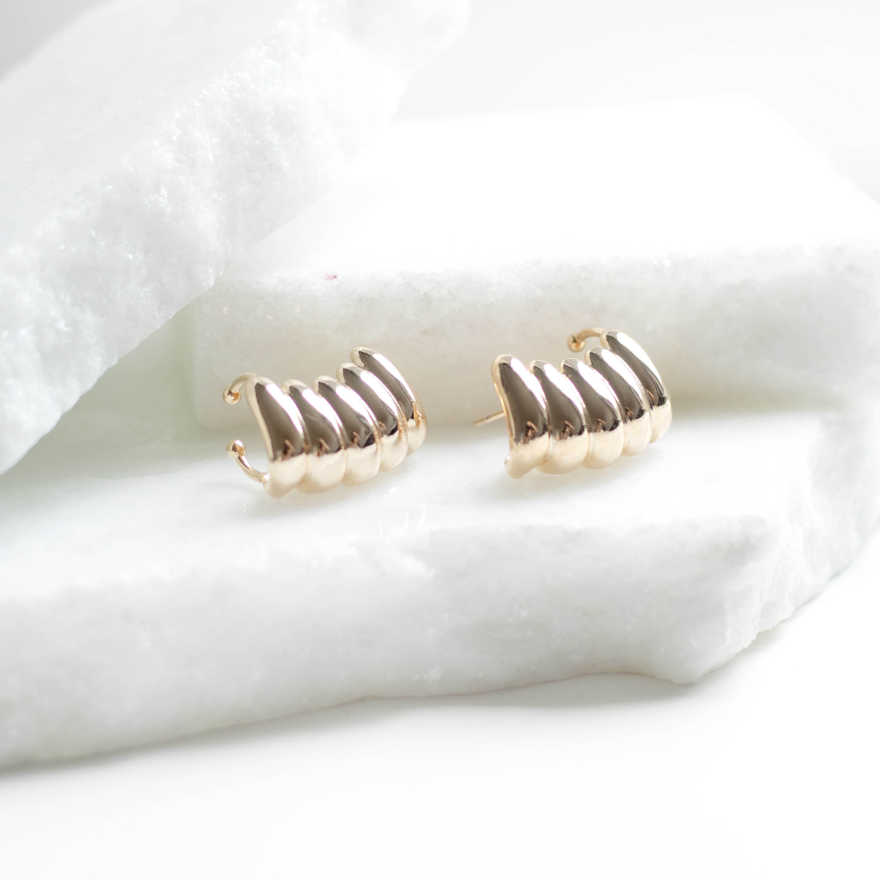 Brinco Ear Cuff Bojudo 5 Gomos Banhado a Ouro 18k