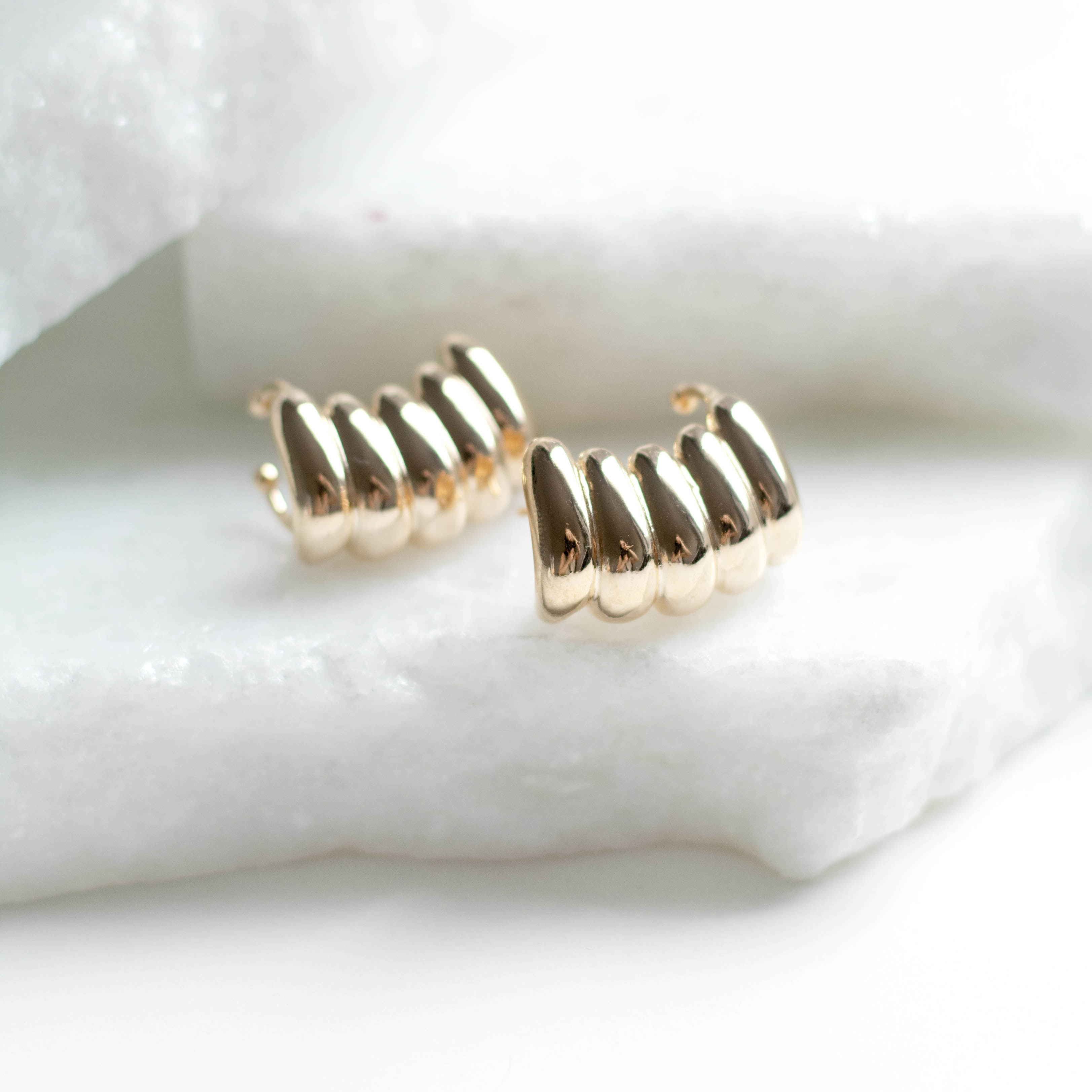 Brinco Ear Cuff Bojudo 5 Gomos Banhado a Ouro 18k