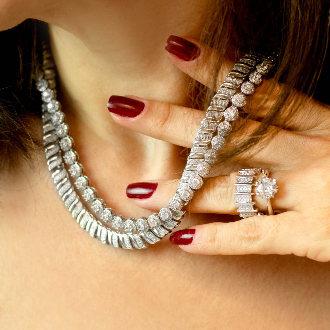 Colar Escamas Liso e Cravejado Banhado no Ouro Branco