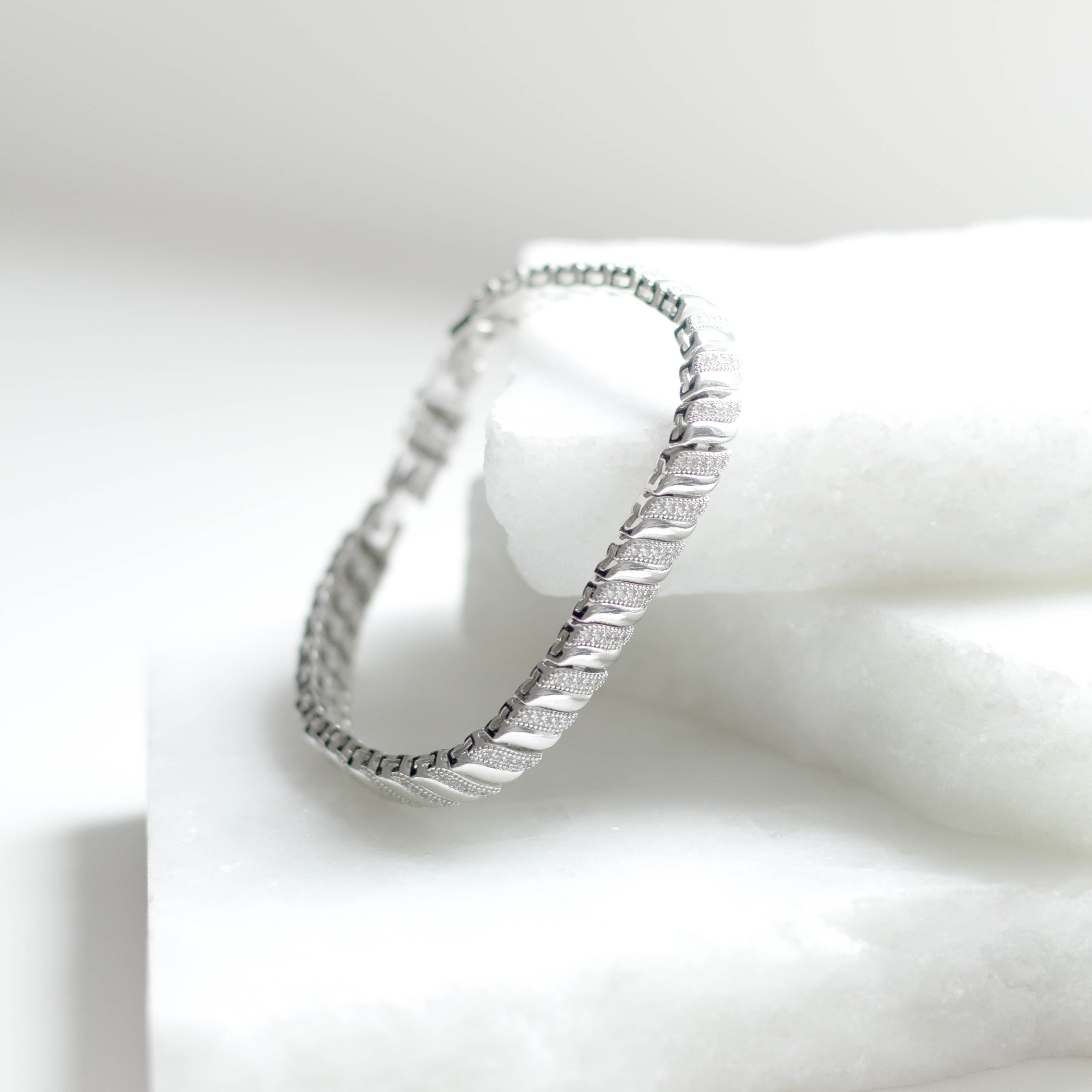 Pulseira Escamas Lisa e Cravejada Banhado a Ouro Branco