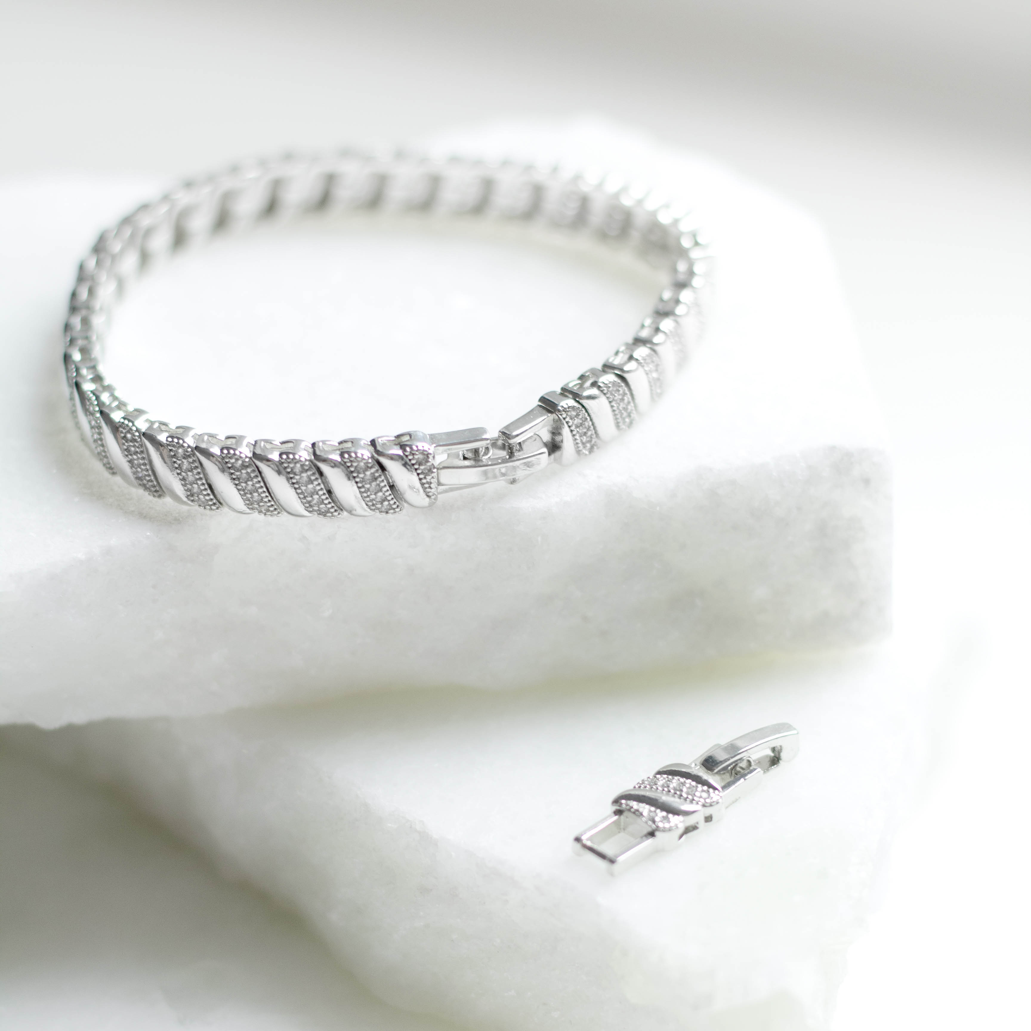 Pulseira Escamas Lisa e Cravejada Banhado a Ouro Branco