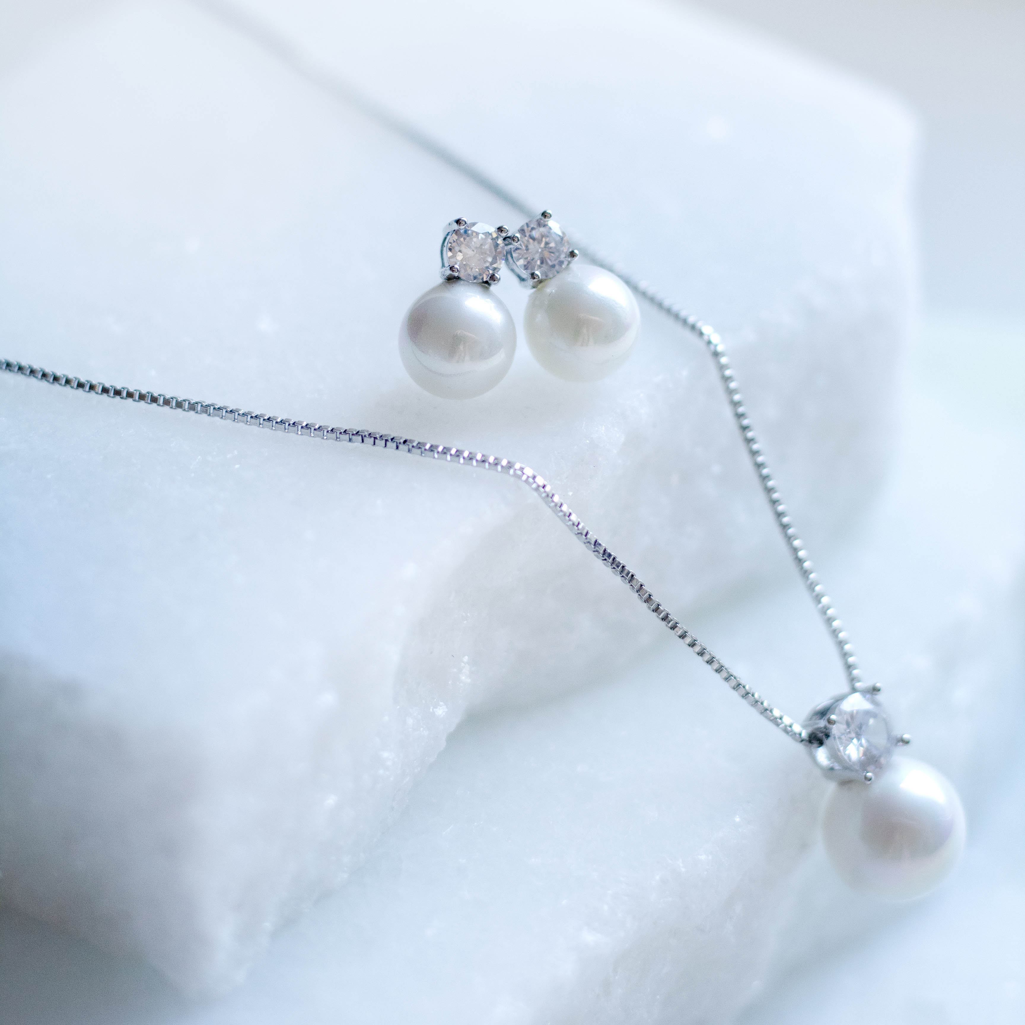 Conjunto Colar e Brinco Ponto de luz e Pérola Banhado a Ouro Branco