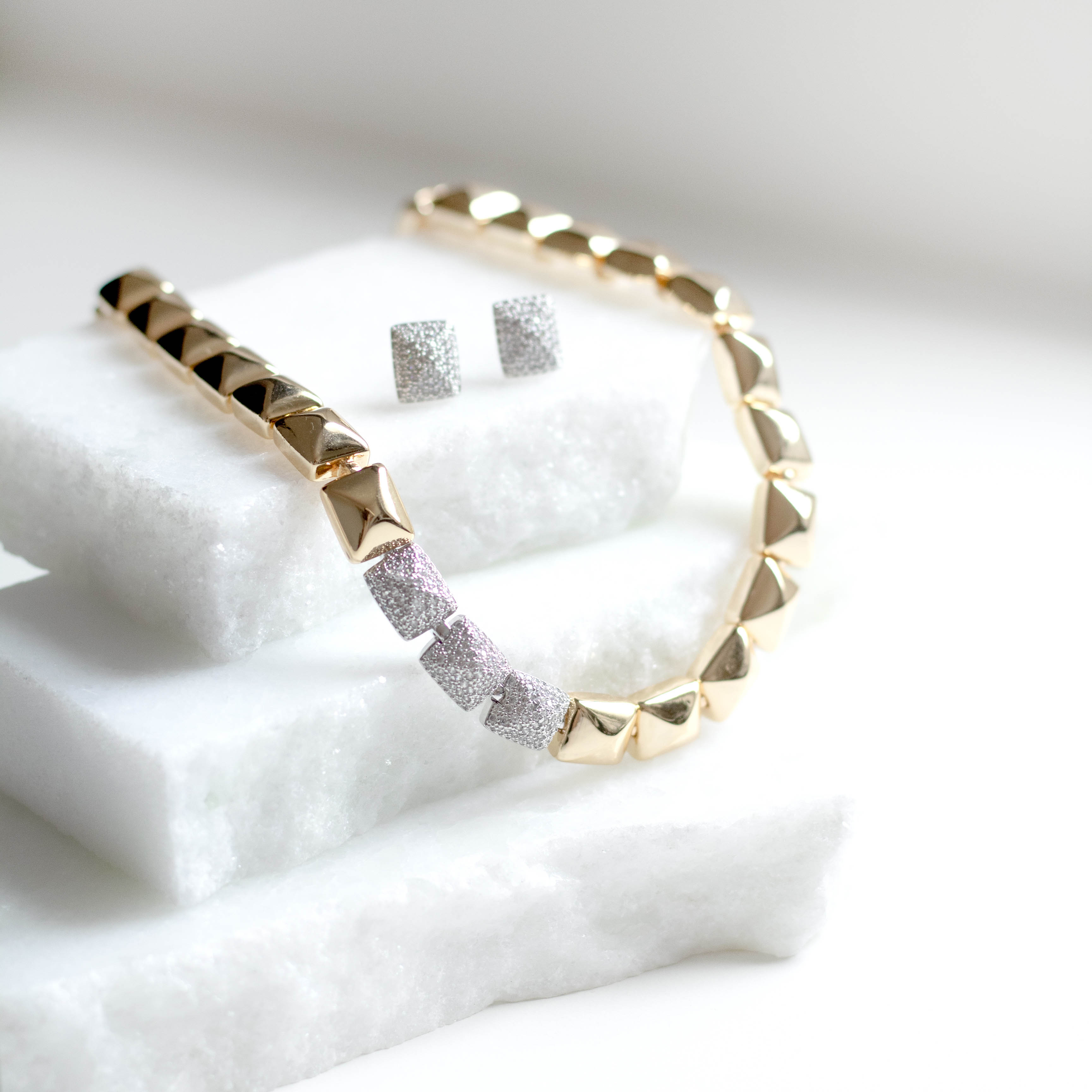 Conjunto Colar e Brinco Gomos Quadrados Lisos e Cravejados Banhado a Ouro 18k