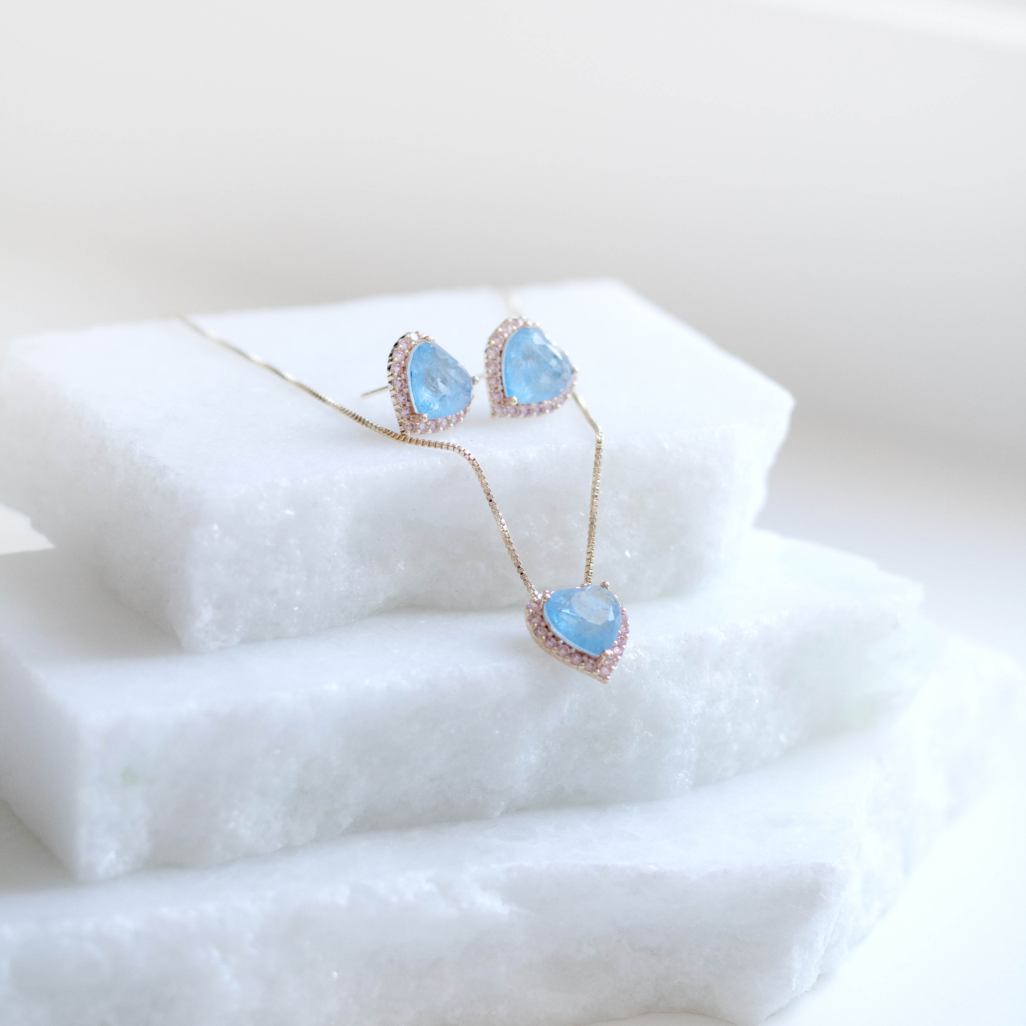 Conjunto Colar e Brinco Coração Fuzion Azul com cravejado rosa Banhado a Ouro 18k