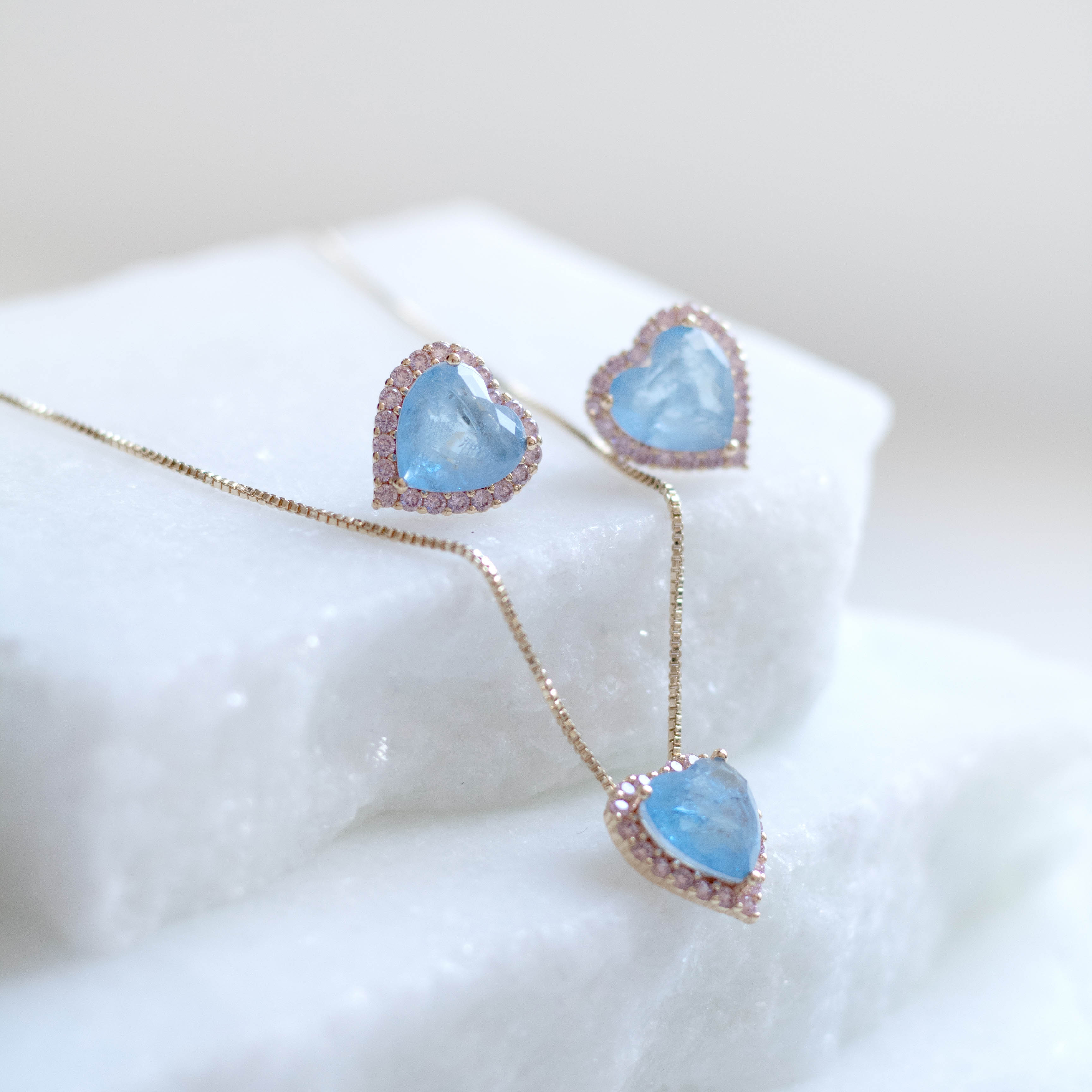 Conjunto Colar e Brinco Coração Fuzion Azul com cravejado rosa Banhado a Ouro 18k