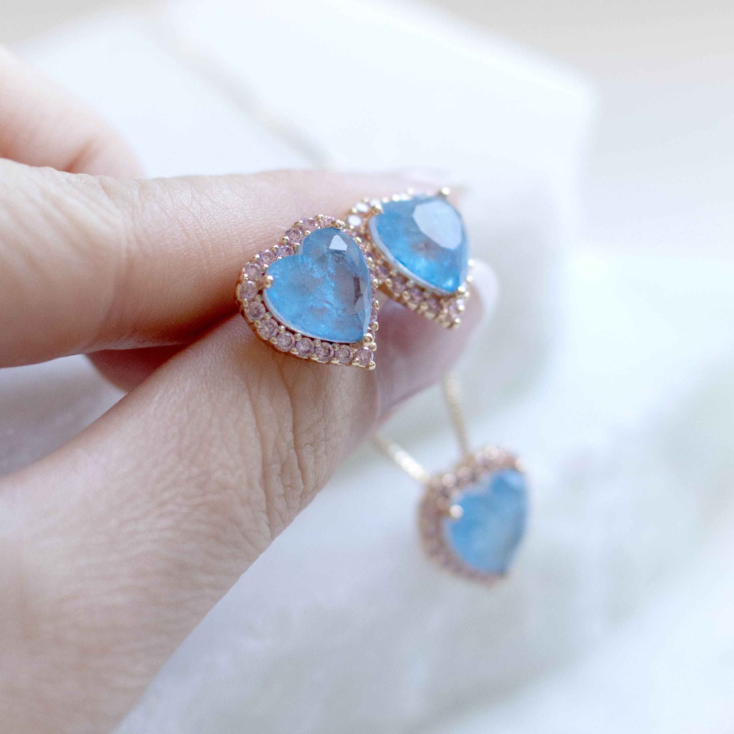 Conjunto Colar e Brinco Coração Fuzion Azul com cravejado rosa Banhado a Ouro 18k