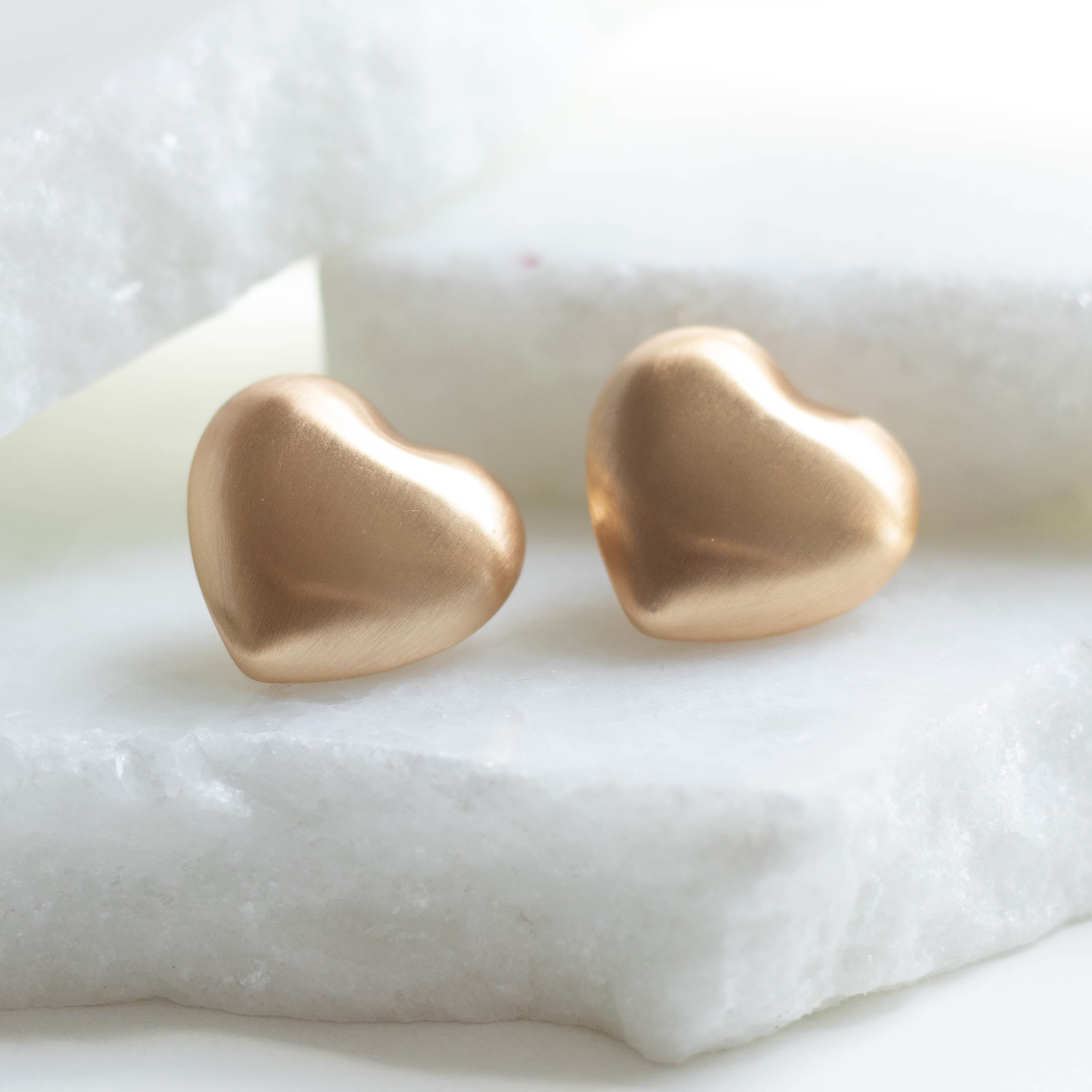 Brinco Coração Bojudo Fosco Banhado a Ouro 18k