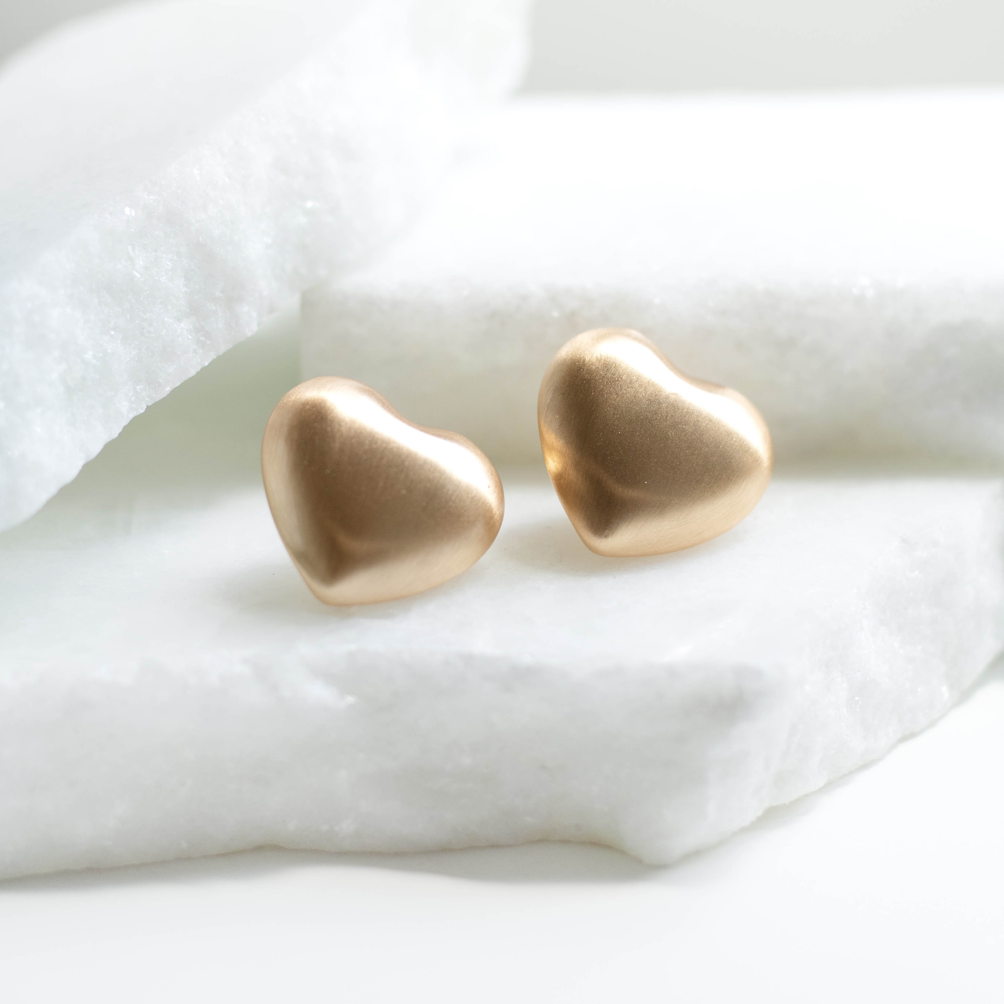 Brinco Coração Bojudo Fosco Banhado a Ouro 18k