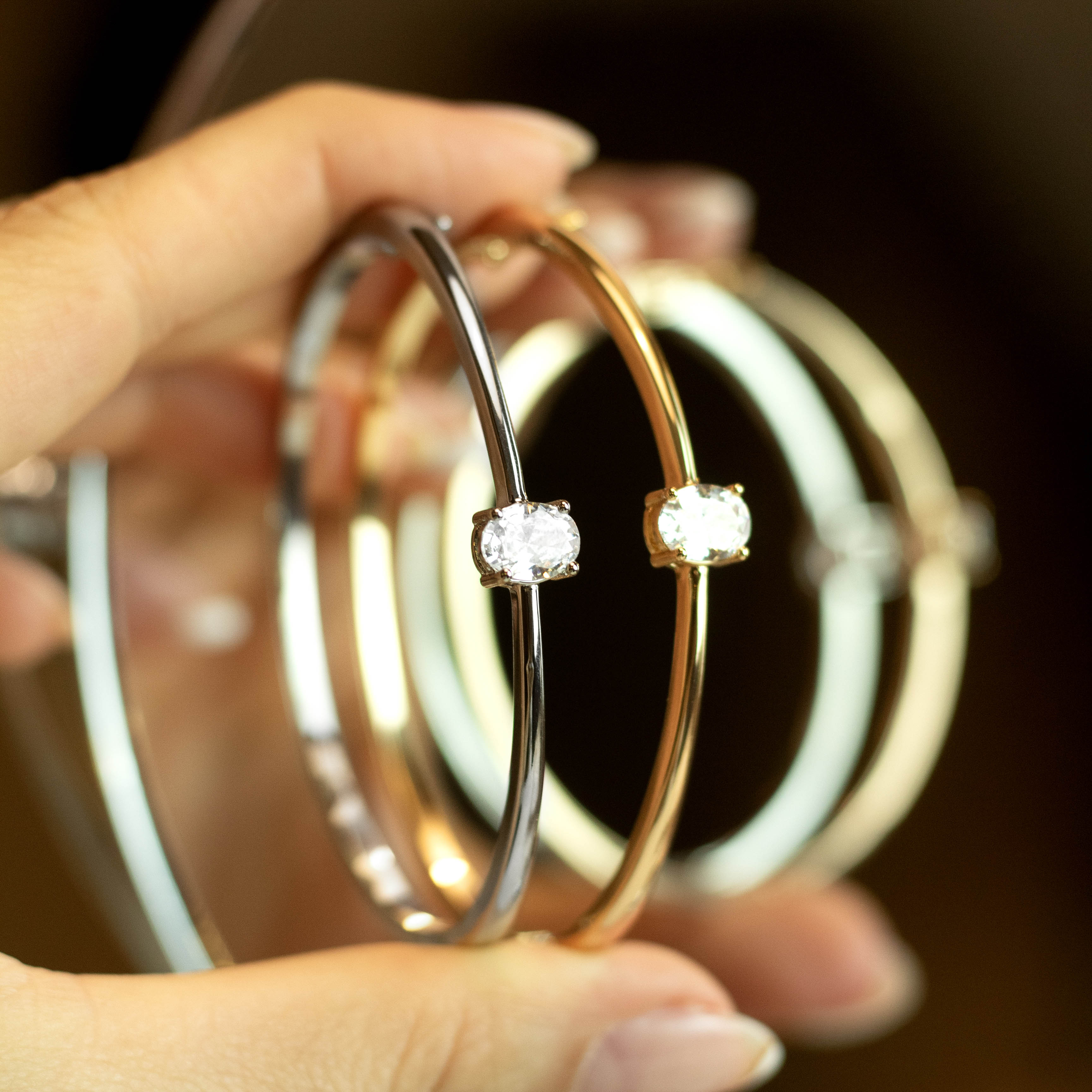 Bracelete Liso com Ponto de Luz Oval Banhado a Ouro 18k