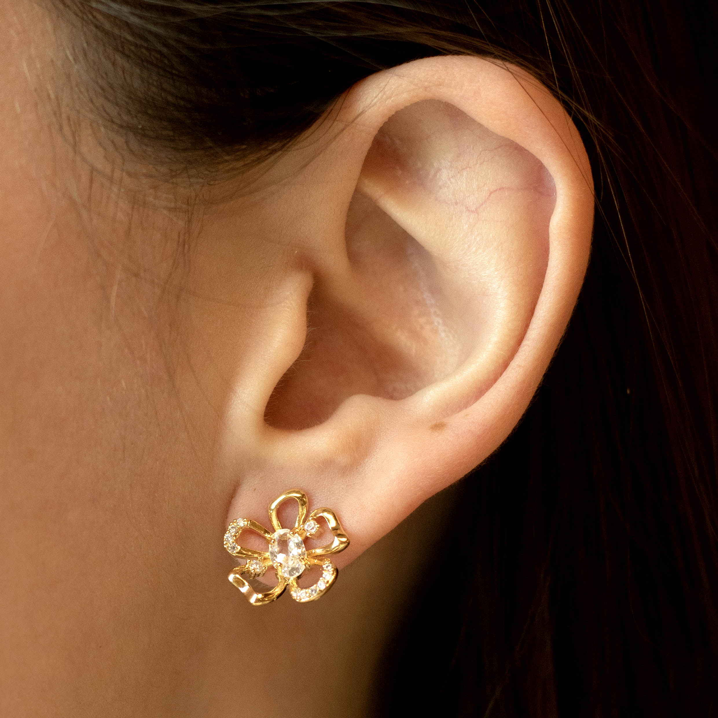 Brinco Flor Vazada com Zircônia Banhado a Ouro 18k