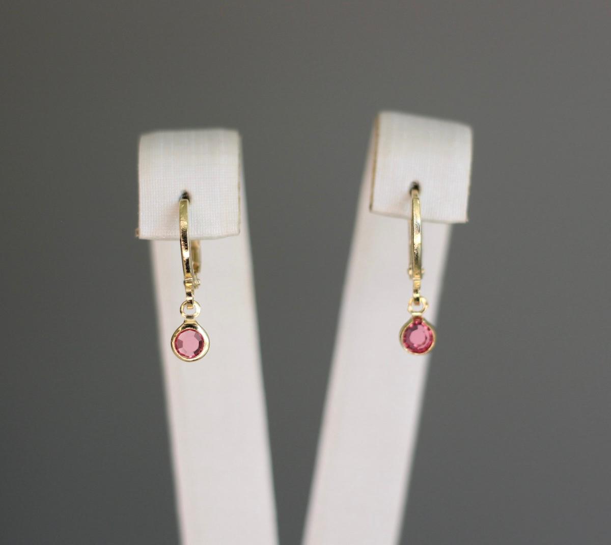 Brinco argolinha articulada com zirconia rosa