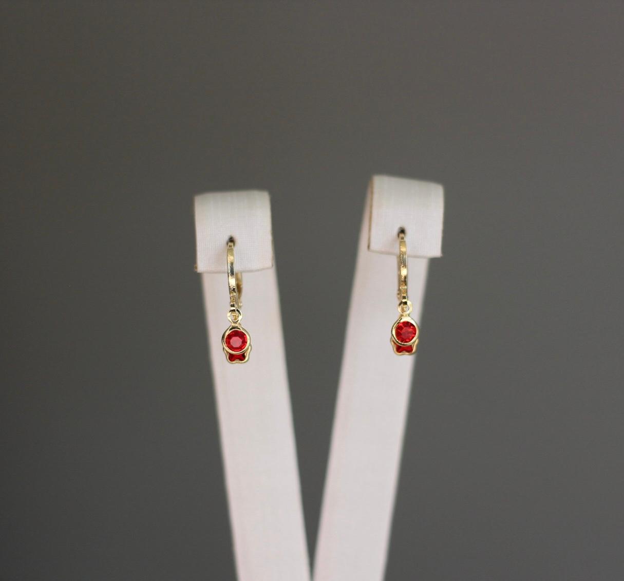 Brinco argolinha articulada com zirconia vermelha +estrela