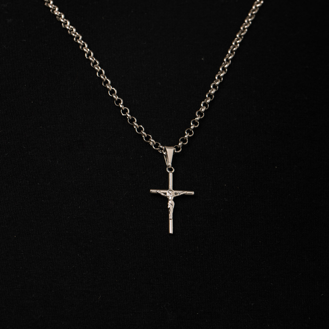 PINGENTE CRUZ COM JESUS PEQUENA- BANHADO A RÓDIO BRANCO