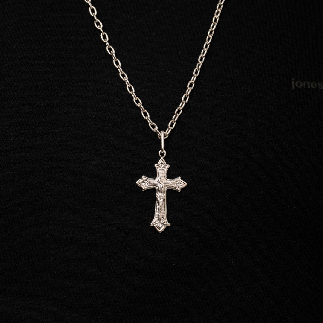 PINGENTE CRUZ MÉDIO TRABALHADO COM JESUS CRUCIFICADO - BANHADO A RÓDIO BRANCO