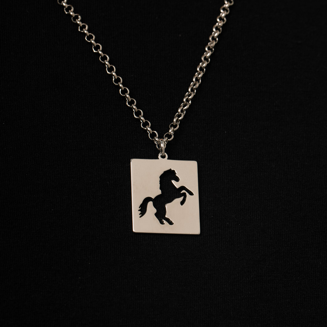 PINGENTE CAVALO PLACA QUADRADA VAZADO - BANHADO A RÓDIO BRANCO