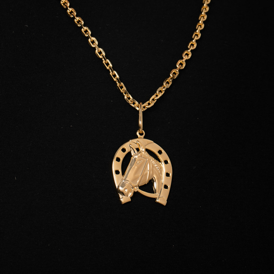 PINGENTE CAVALO FERRADURA GRANDE CHAPADO  - BANHADO A OURO 18K
