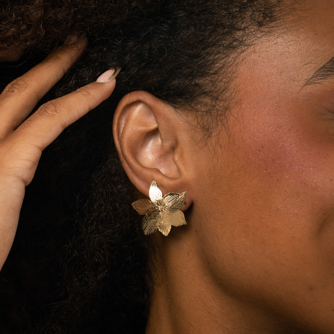 BRINCO MEDIO FLOR DESCONSTRUIDA LISA - BANHADO A OURO 18K