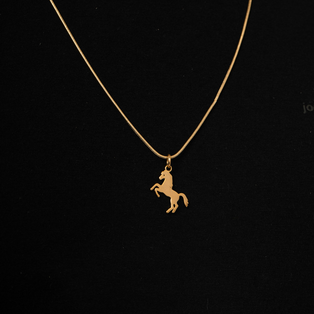 PINGENTE CAVALO PEQUENO LISO- BANHADO A OURO 18K