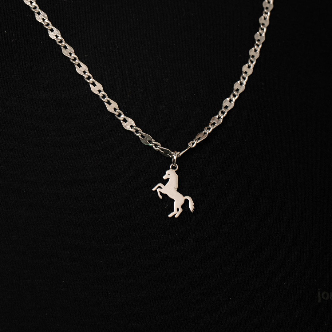 PINGENTE CAVALO PEQUENO LISO- BANHADO A RÓDIO BRANCO
