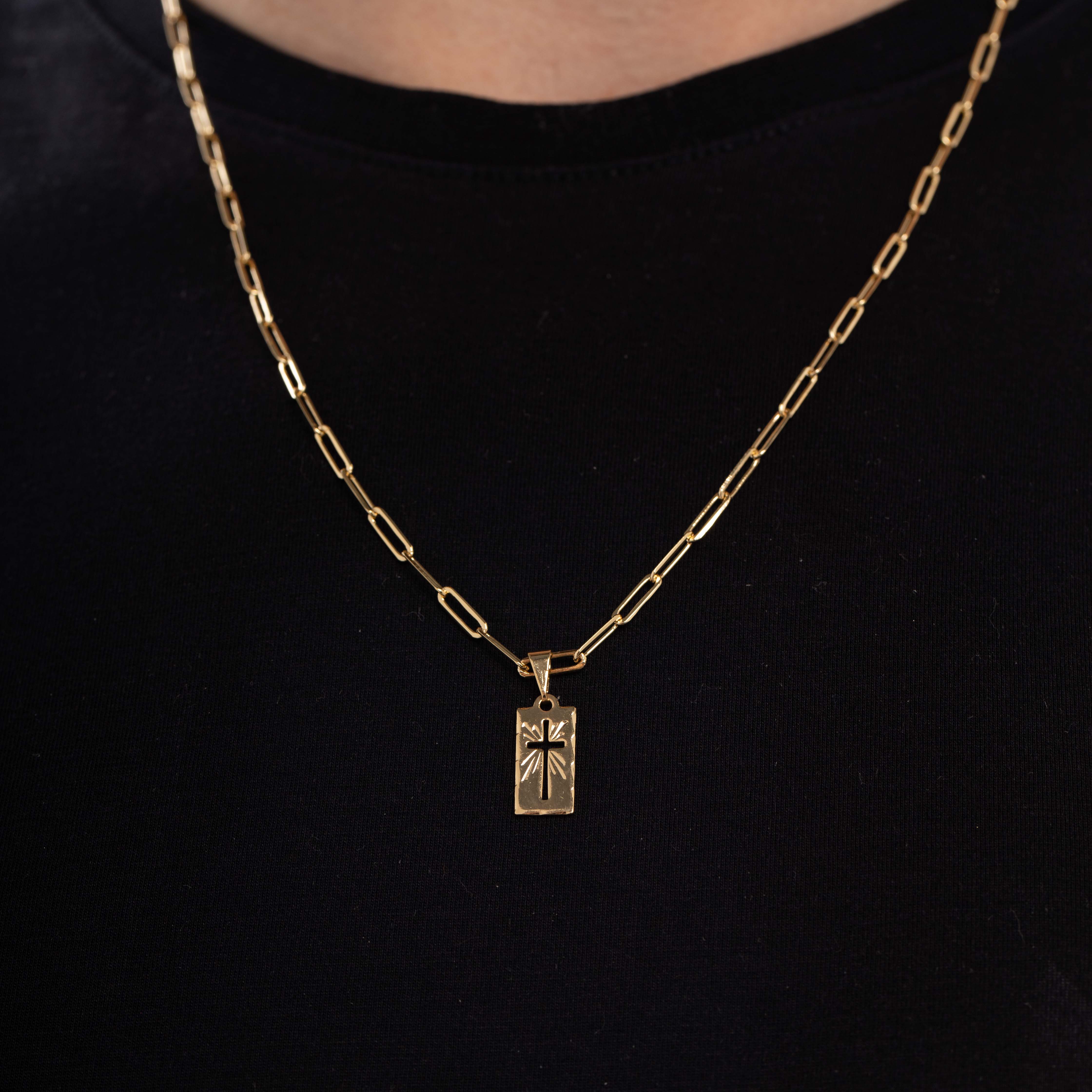 PINGENTE CRUZ PLACA VAZADO LUZ PEQUENA- BANHADO A OURO 18K