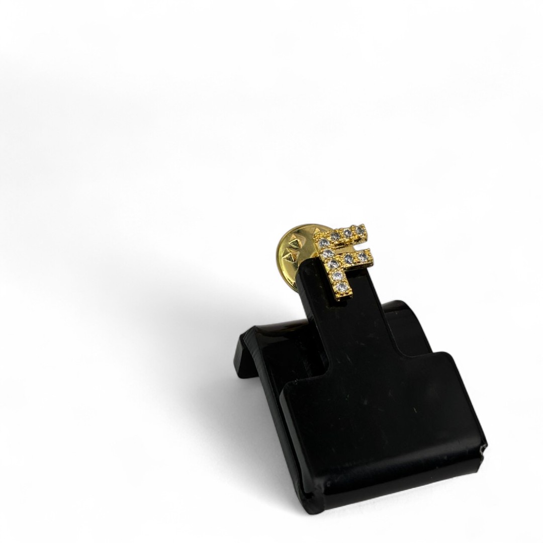 PINGENTE PARA MASCARA COM INICIAL F CRAVEJADO - BANHADO A OURO 18K