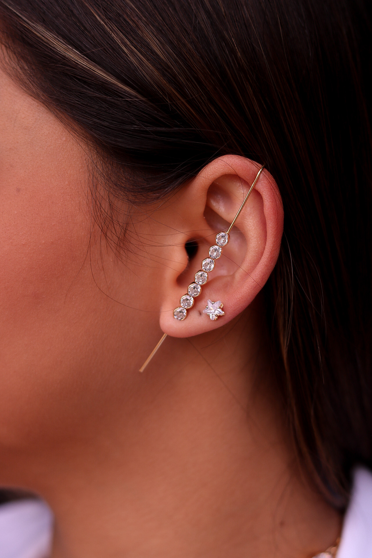 BRINCO TRANSVERSAL ZIRCONIA BOLINHA CRISTAL  - BANHADO A OURO 18K