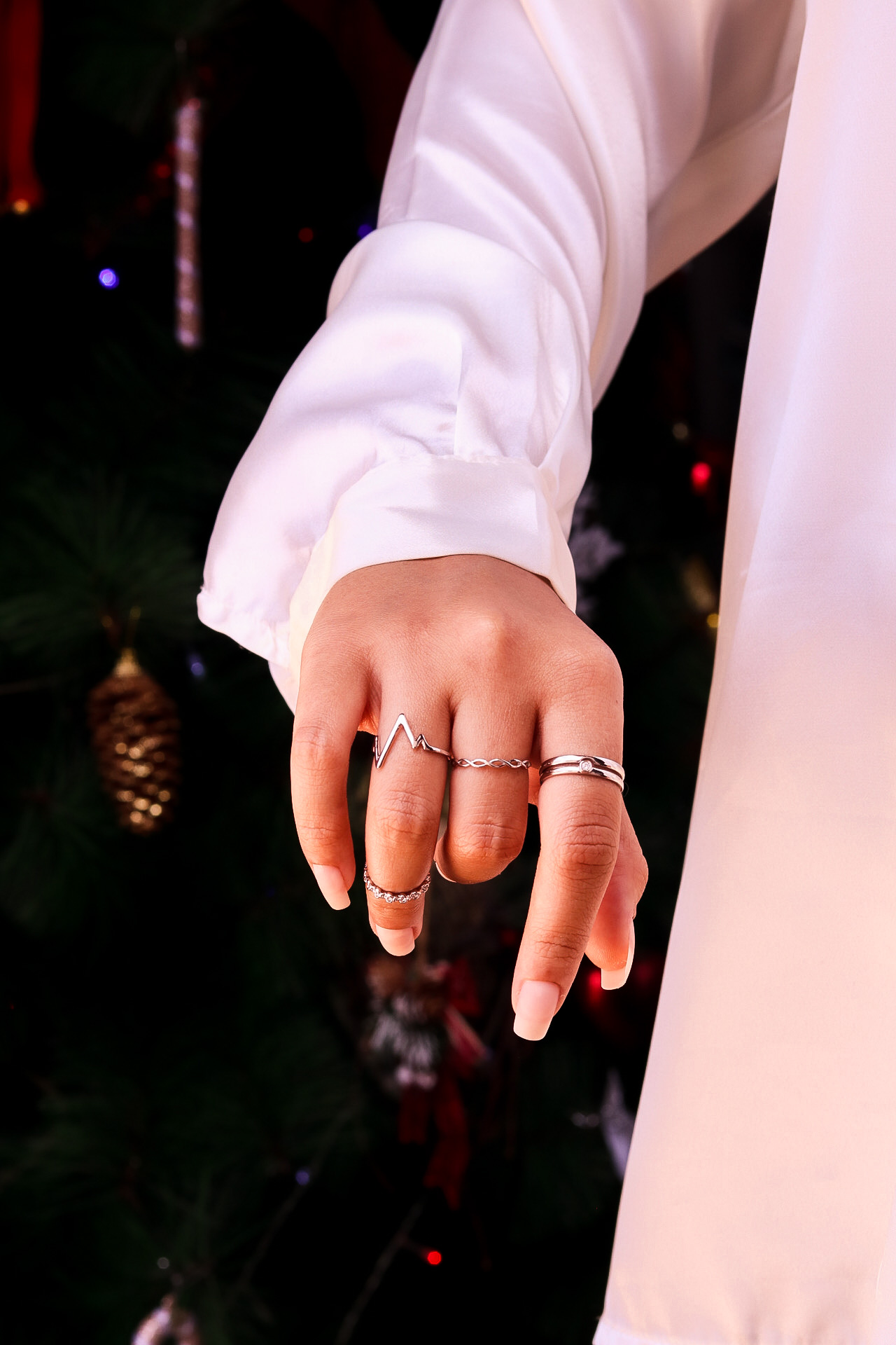 ANEL LISO COM PONTO DE LUZ ZIRCONIA REDONDA E ANEL COM DETALHE   -N18- BANHADO A RÓDIO BRANCO