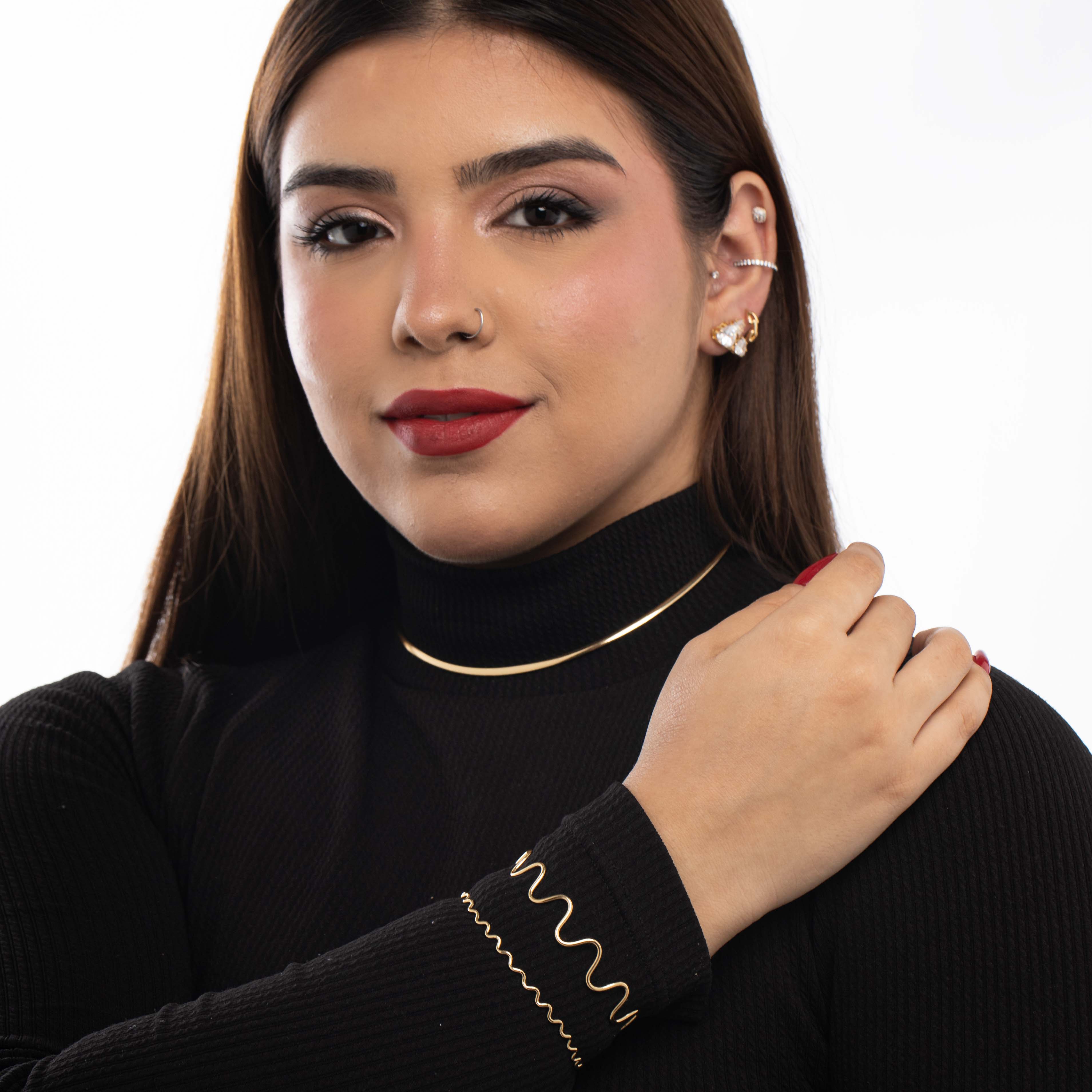 BRINCO FURO DUPLO COM CORAÇÕES CRISTAL- BANHADO A OURO 18K