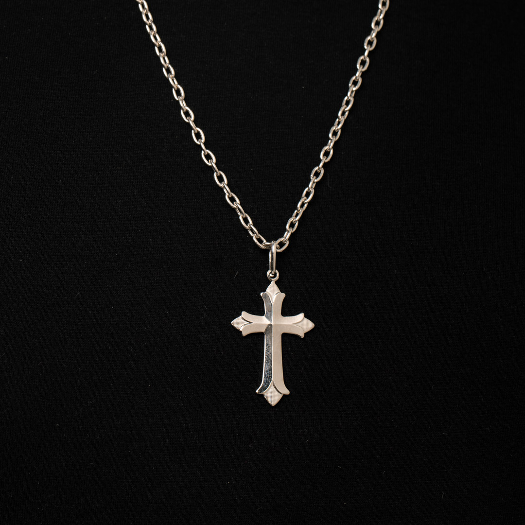 PINGENTE CRUCIFIXO GRANDE TRABALHADO - BANHADO A RÓDIO BRANCO