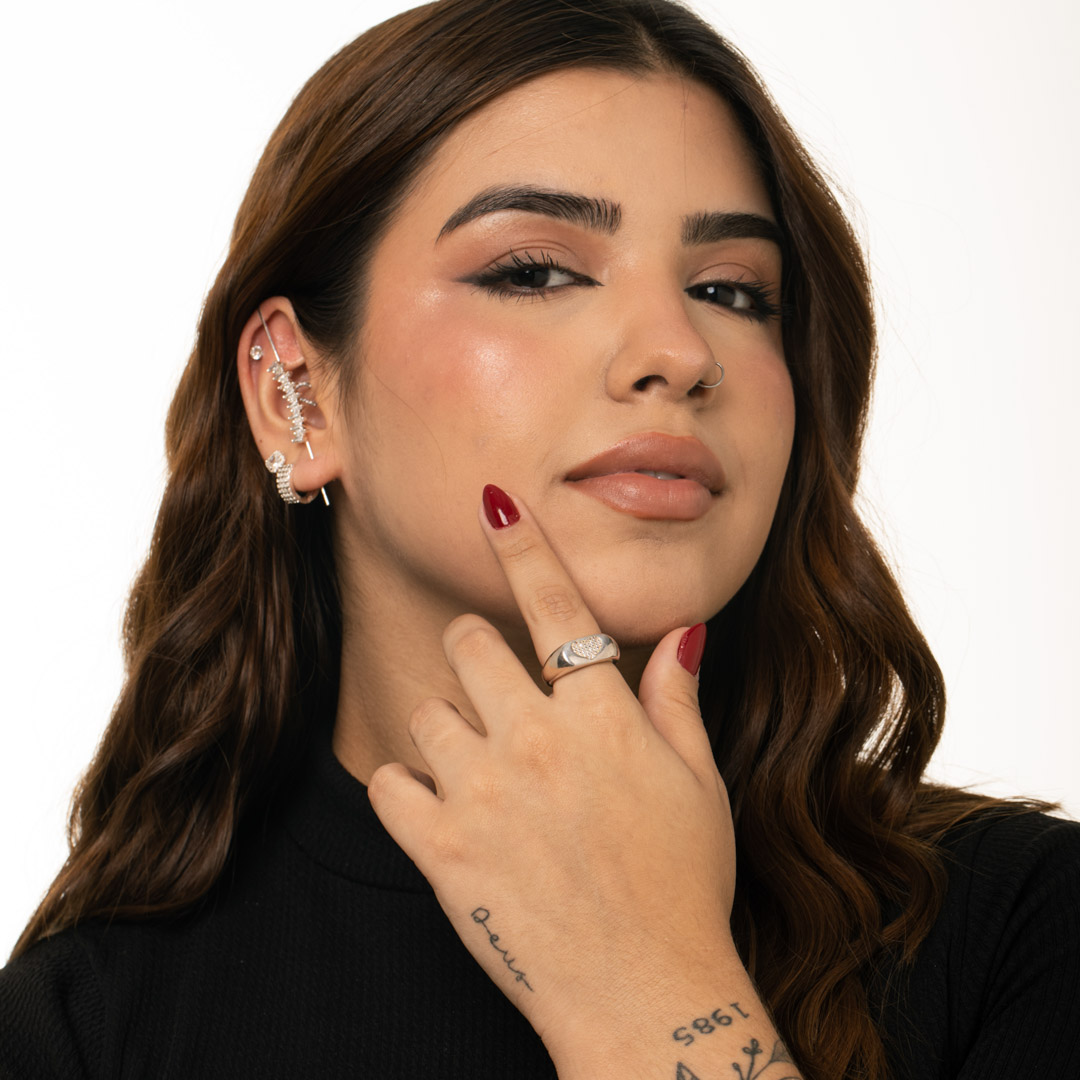 ANEL ROBUSTO BASE QUADRADA COM CORAÇÃO E CRAVAÇÃO EM ZIRCÔNIA CRISTAL Nº 22- BANHADO A OURO 18K