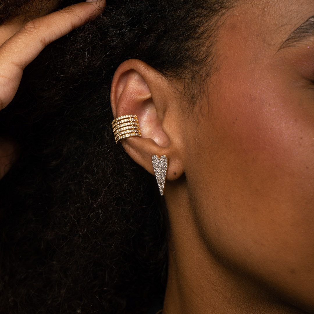 BRINCO CORAÇÃO ESTICADO MÉDIO CRAVADO COM MICRO ZIRCONIA CRISTAL - BANHADO A OURO 18K