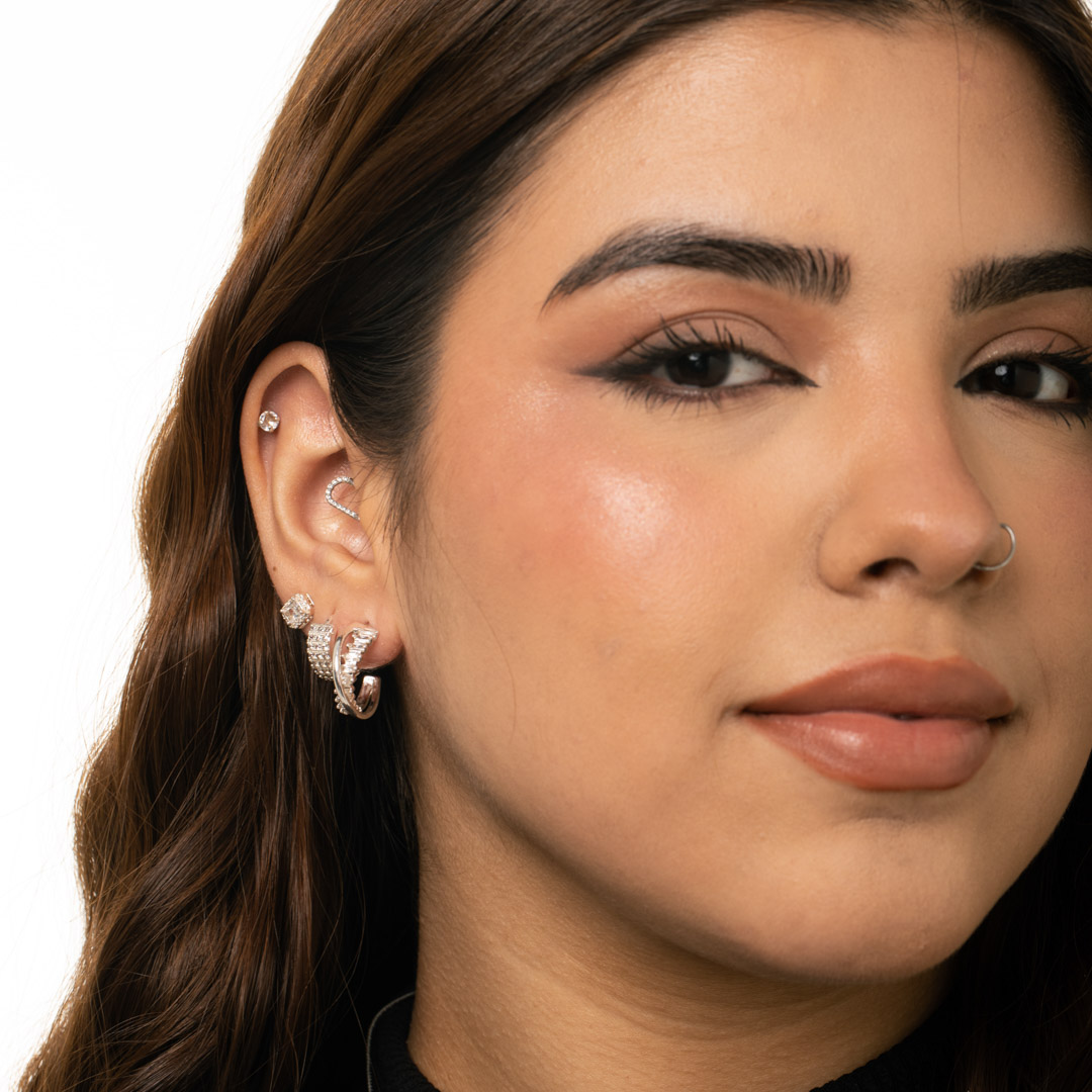 BRINCO ARGOLA DUPLA COM FIO LISO E CRAVAÇÃO DE NAVETE CRISTAL- BANHADO A PRATA 925