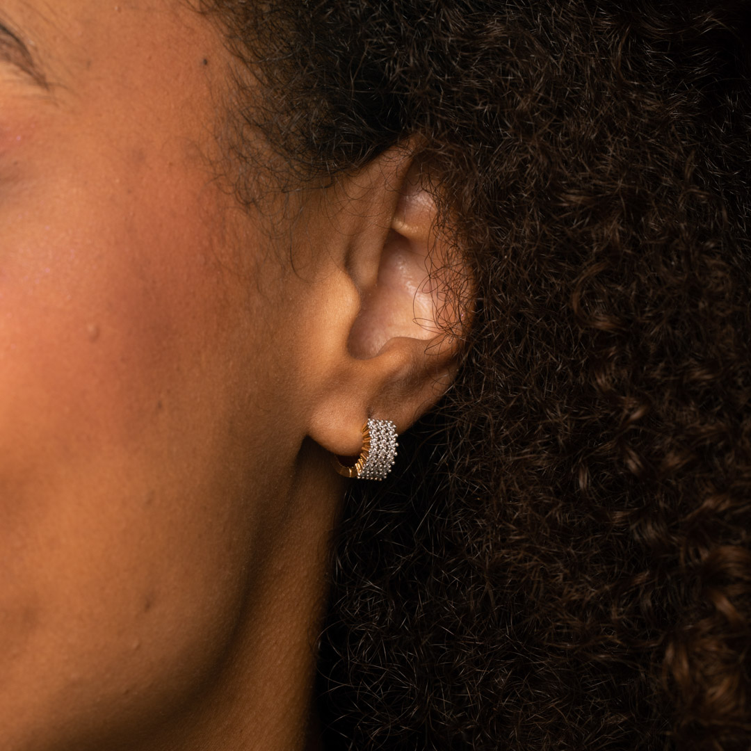 BRINCO ARGOLA MÉDIA QUADRADA 3 FILEIRA CRAVADA COM MICRO ZIRCONIA CRISTAL- BANHADO A OURO 18K