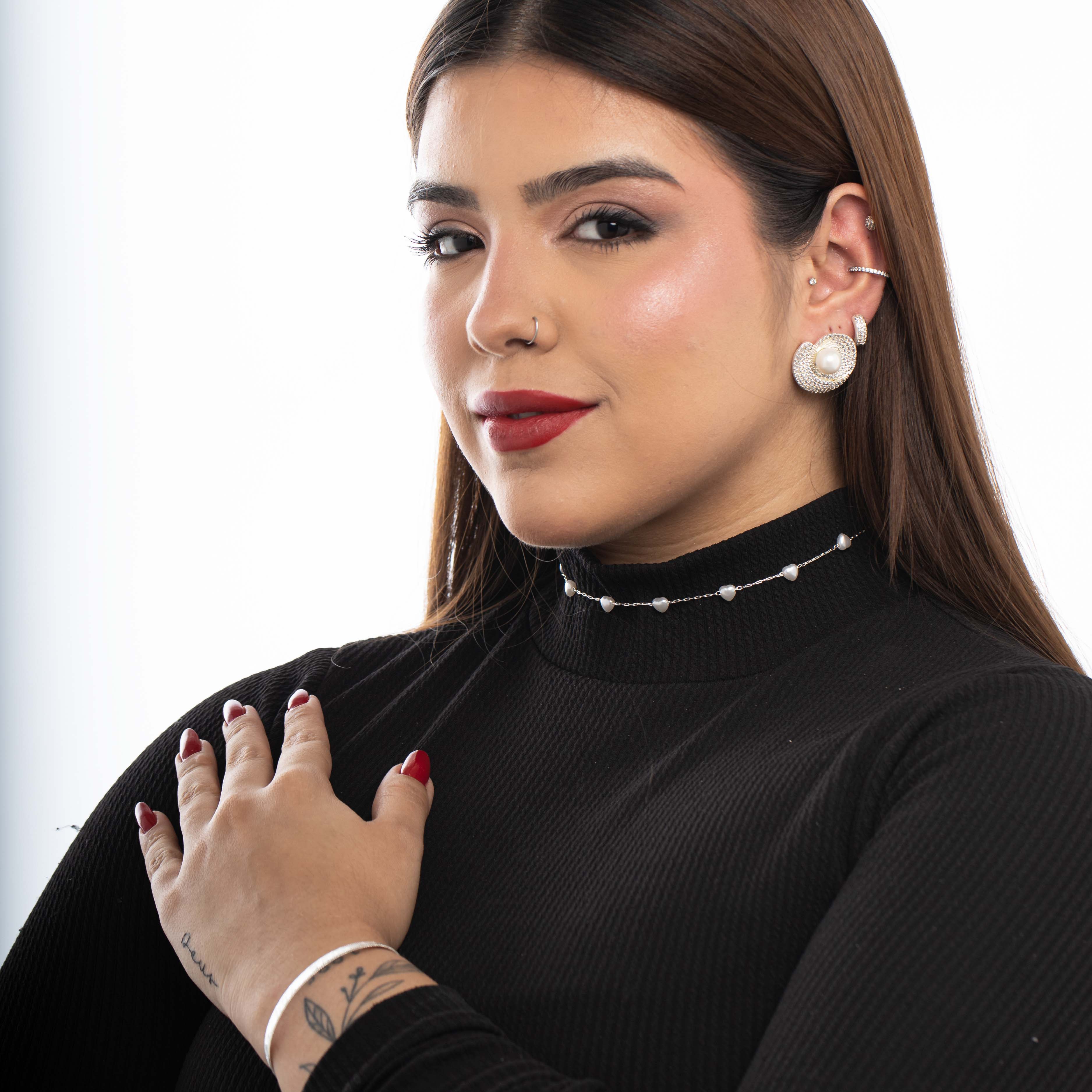 BRINCO ARGOLA MEDIO COM FILEIRA DUPLA CRAVADO COM MICRO ZIRCÔNIA CRISTAL E DETALHES LATERAL EM FIO  - BANHADO A PRATA 925