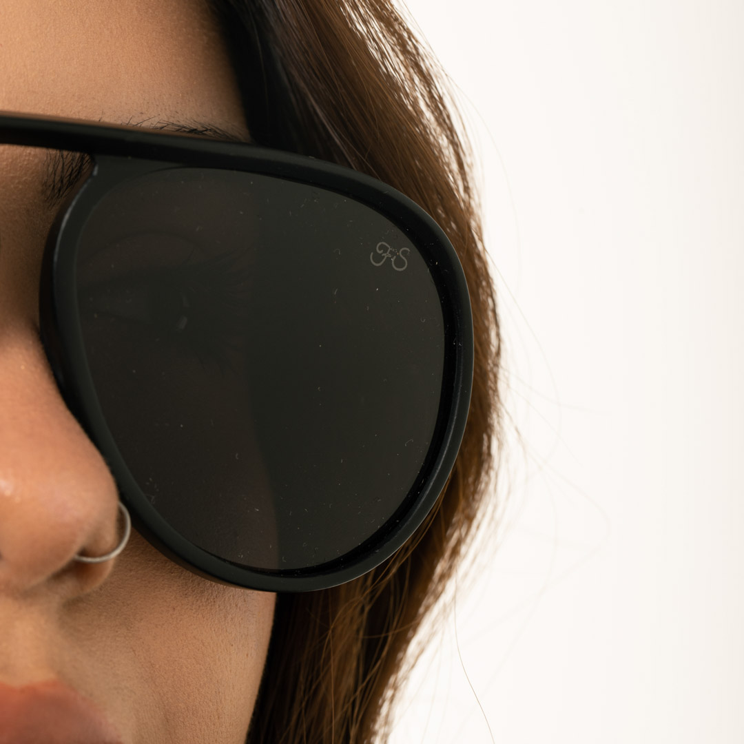 ÓCULOS DE SOL QUADRADO ARREDONDADO COM DETALHES FECHADO COM LENTE PRETA ARMAÇÃO PRETA E GRAFITE COM PROTEÇÃO UV 400 - MARCA PROPRIA