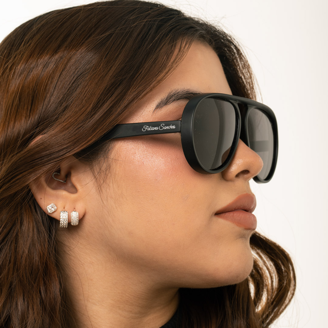 ÓCULOS DE SOL QUADRADO ARREDONDADO COM DETALHES FECHADO COM LENTE PRETA ARMAÇÃO PRETA E GRAFITE COM PROTEÇÃO UV 400 - MARCA PROPRIA