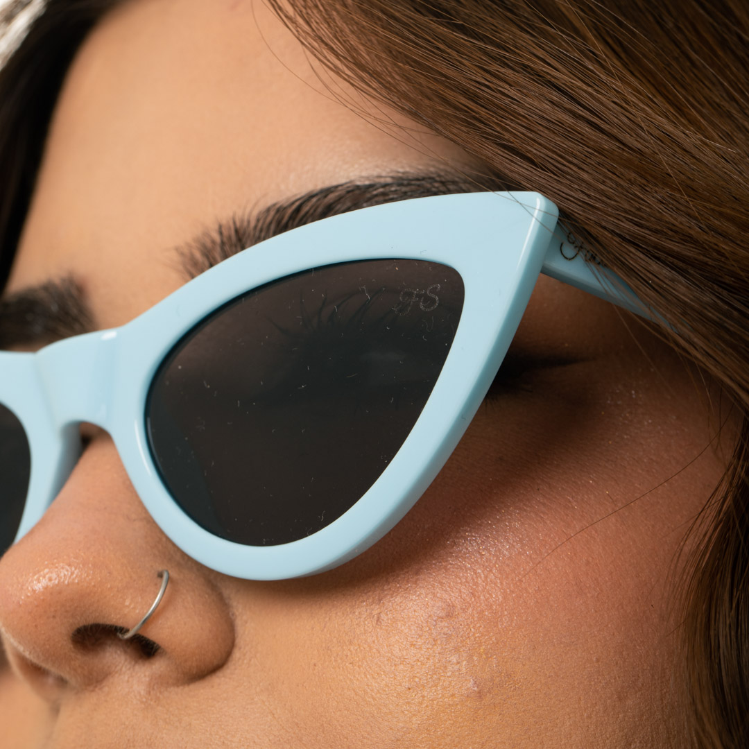 ÓCULOS DE SOL GATINHO AZUL BEBE COM LENTE CINZA CLARO ARMAÇÃO AZUL BEBE COM PROTEÇÃO UV 400 - MARCA PROPRIA