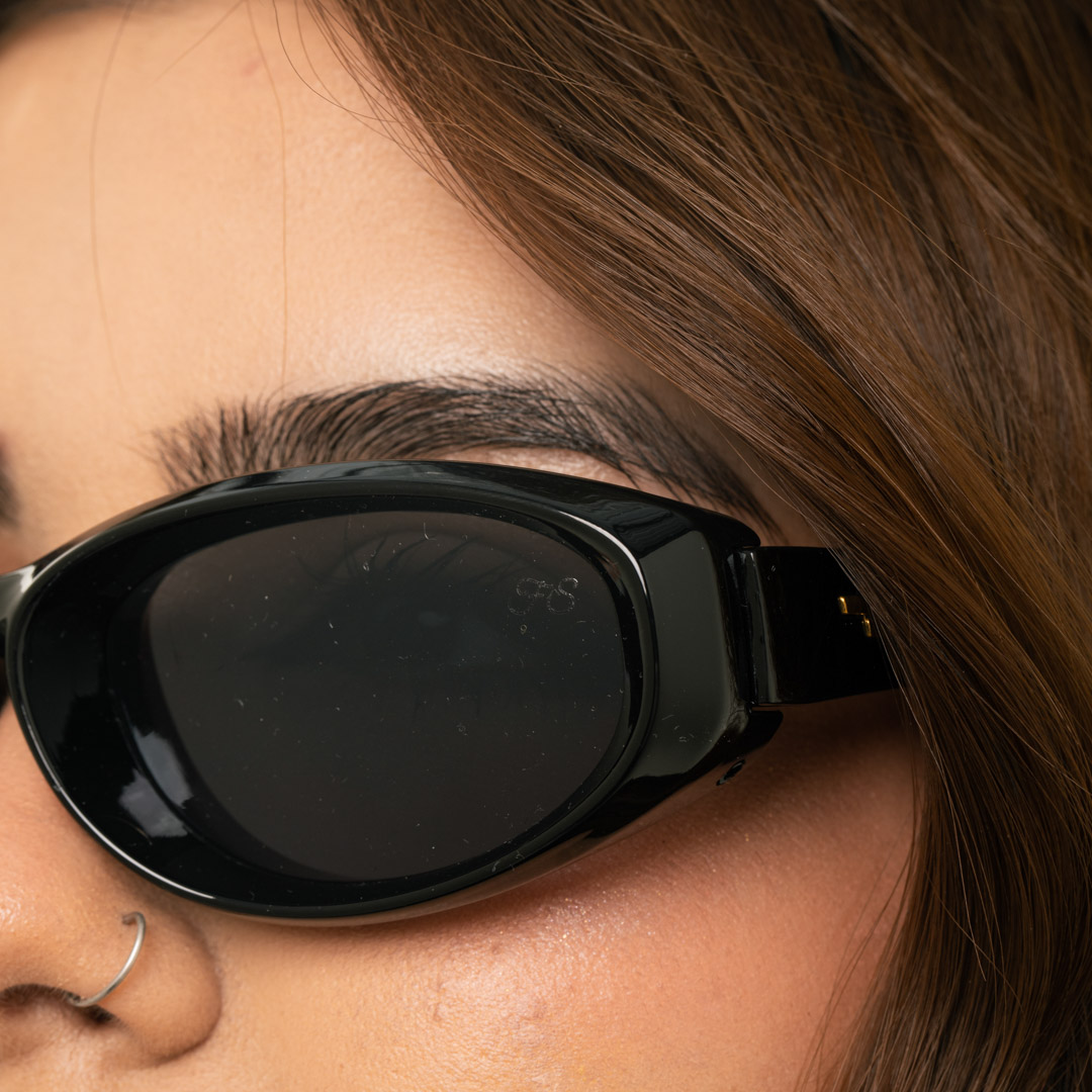 ÓCULOS DE SOL OVAL LARGO LENTE PRETA ARMAÇÃO PRETA COM DETALHES DOURADO COM PROTEÇÃO UV 400 - MARCA PROPRIA