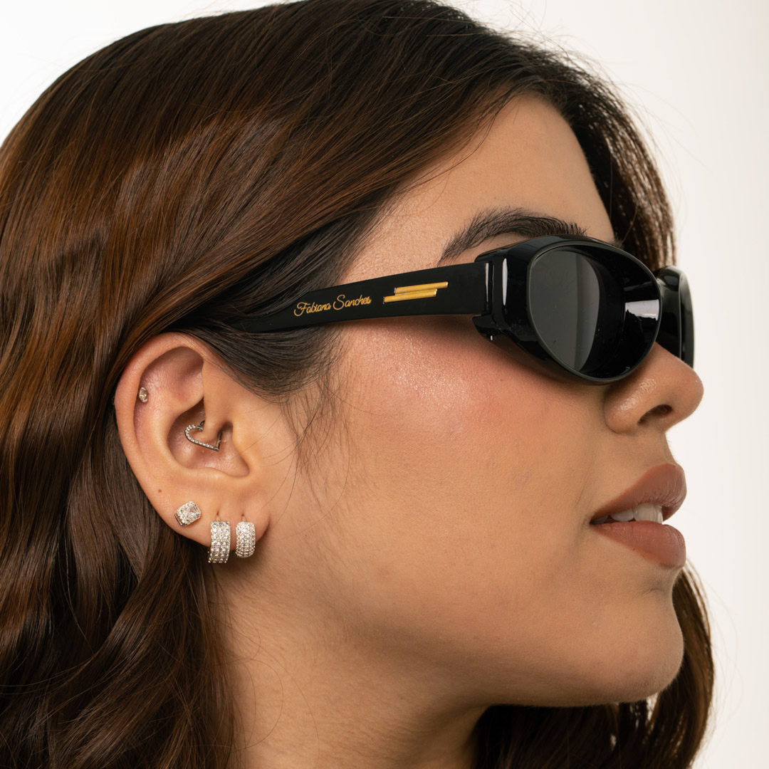 ÓCULOS DE SOL OVAL LARGO LENTE PRETA ARMAÇÃO PRETA COM DETALHES DOURADO COM PROTEÇÃO UV 400 - MARCA PROPRIA