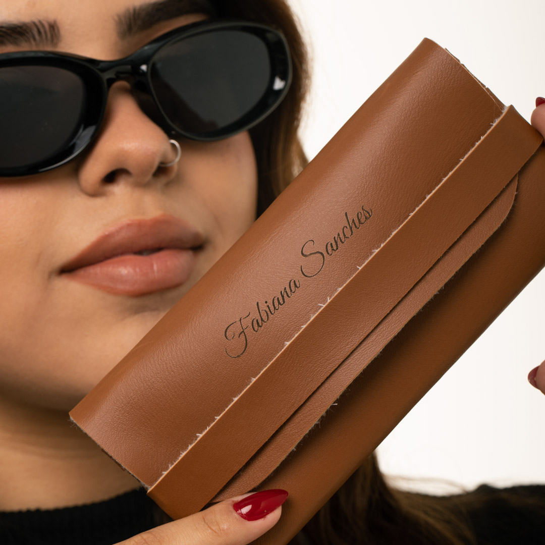 ÓCULOS DE SOL OVAL LARGO LENTE PRETA ARMAÇÃO PRETA COM DETALHES DOURADO COM PROTEÇÃO UV 400 - MARCA PROPRIA