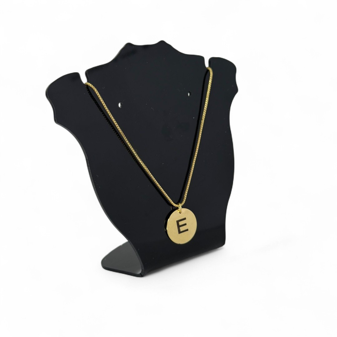 CORRENTE VENEZIANA COM PINGENTE MEDALHA GRAVAÇÃO A LASER E INICIAL E - BANHADO A OURO 18K