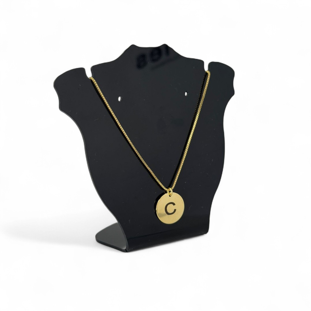CORRENTE VENEZIANA COM PINGENTE MEDALHA GRAVAÇÃO A LASER E INICIAL C - BANHADO A OURO 18K