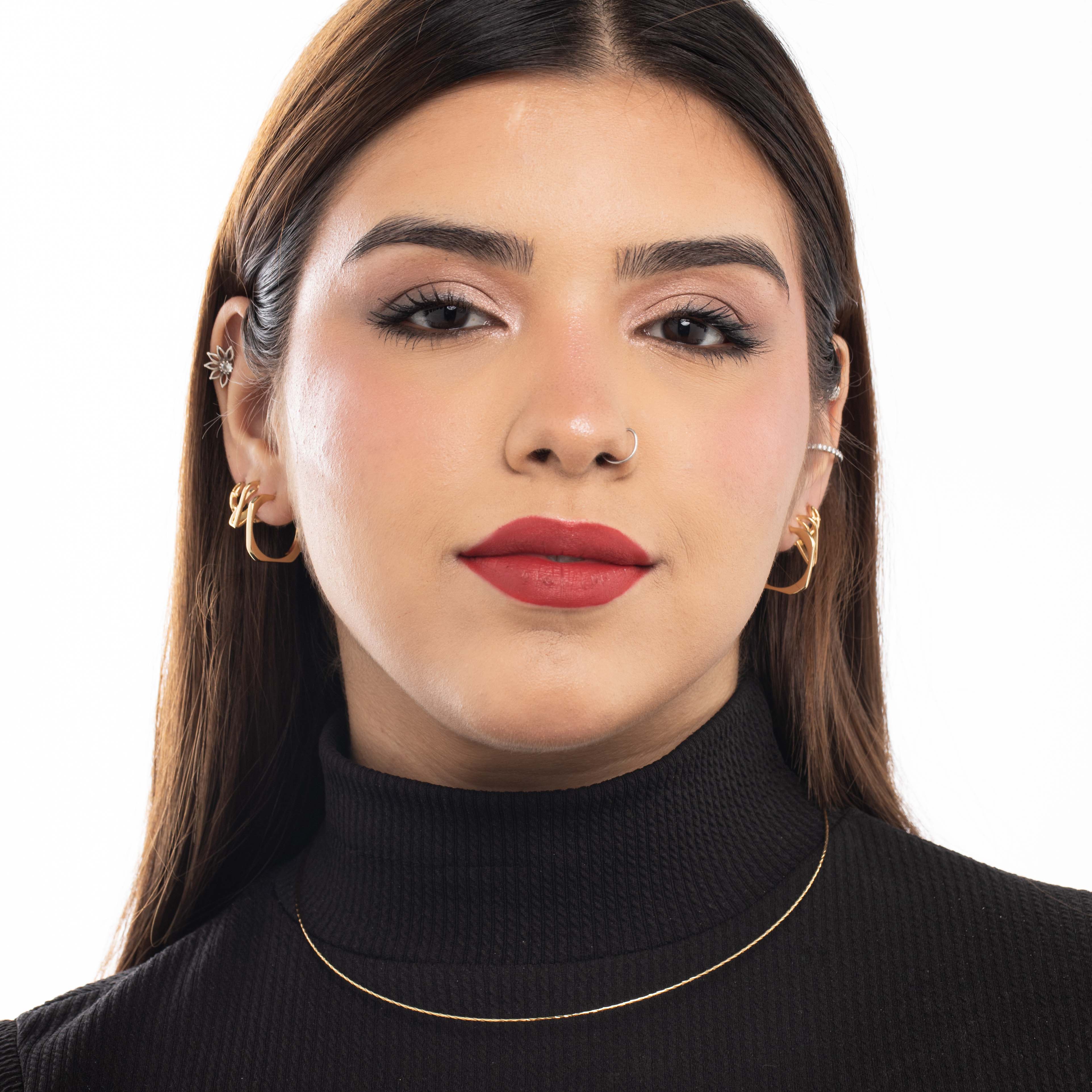 BRINCO ARGOLA CARTHIE MÉDIA LISA - BANHADO A OURO 18K