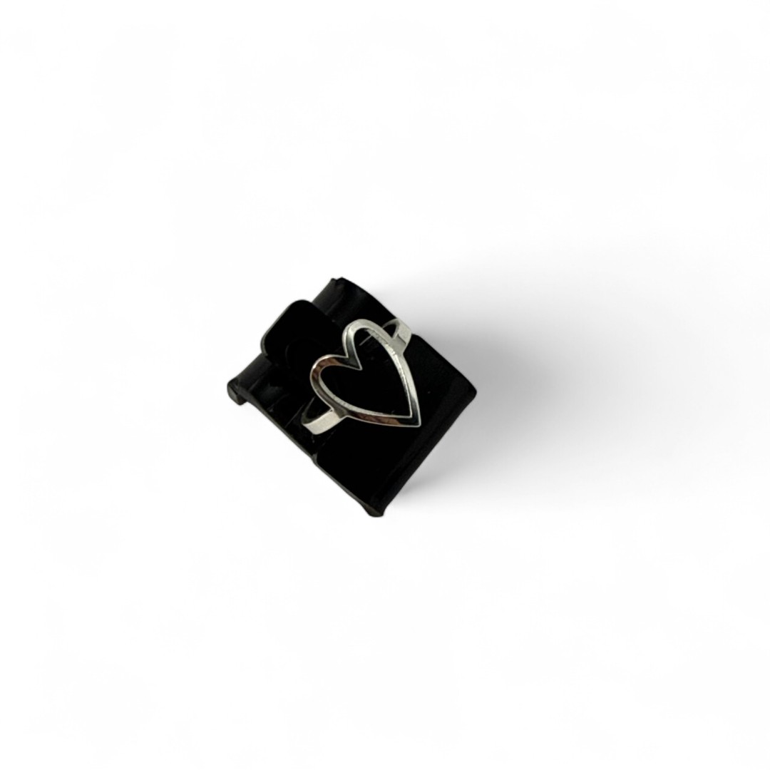 ANEL REGULÀVEL COM CORAÇÃO CUMPRIDO VAZADOS LISO  - BANHADO A PRATA 925