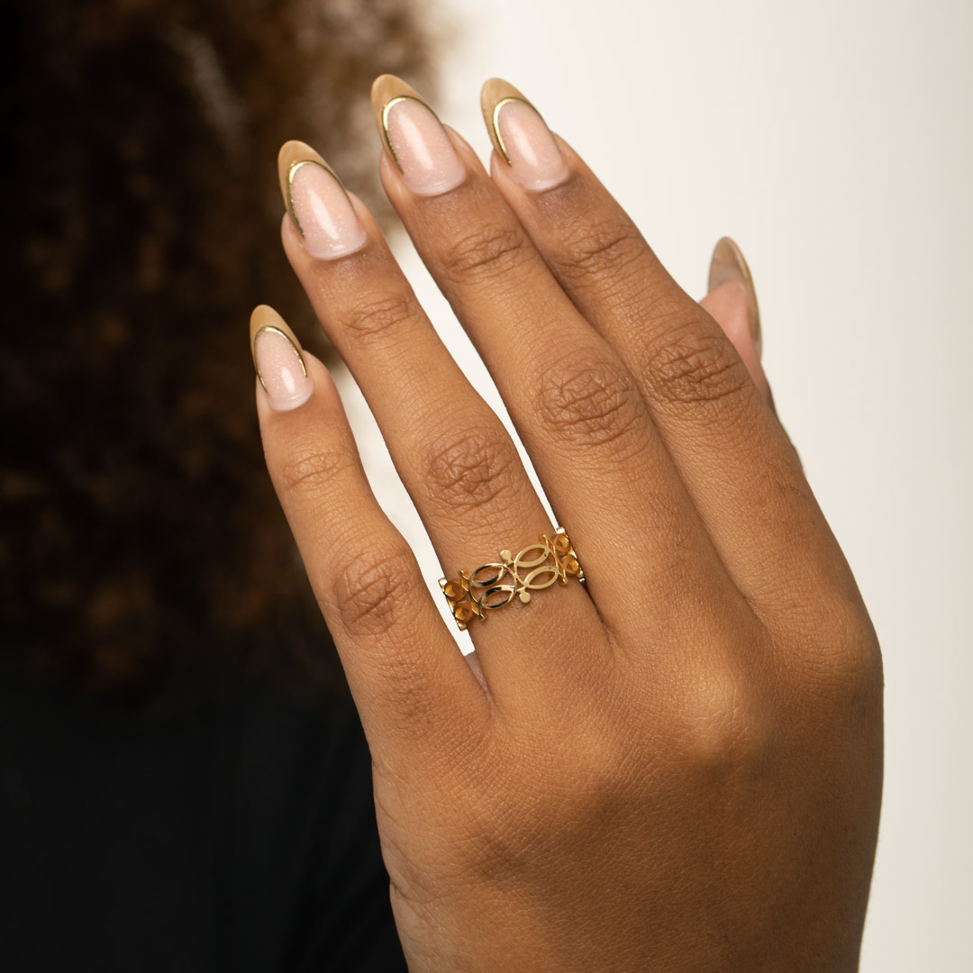 ANEL REGULÀVEL COM TRIÂNGULOS VAZADOS INVERTIDO LISO- BANHADO A OURO 18K