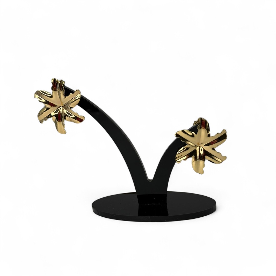 BRINCO ORGANICO FLOR GRANDE LISA - BANHADO A OURO 18K